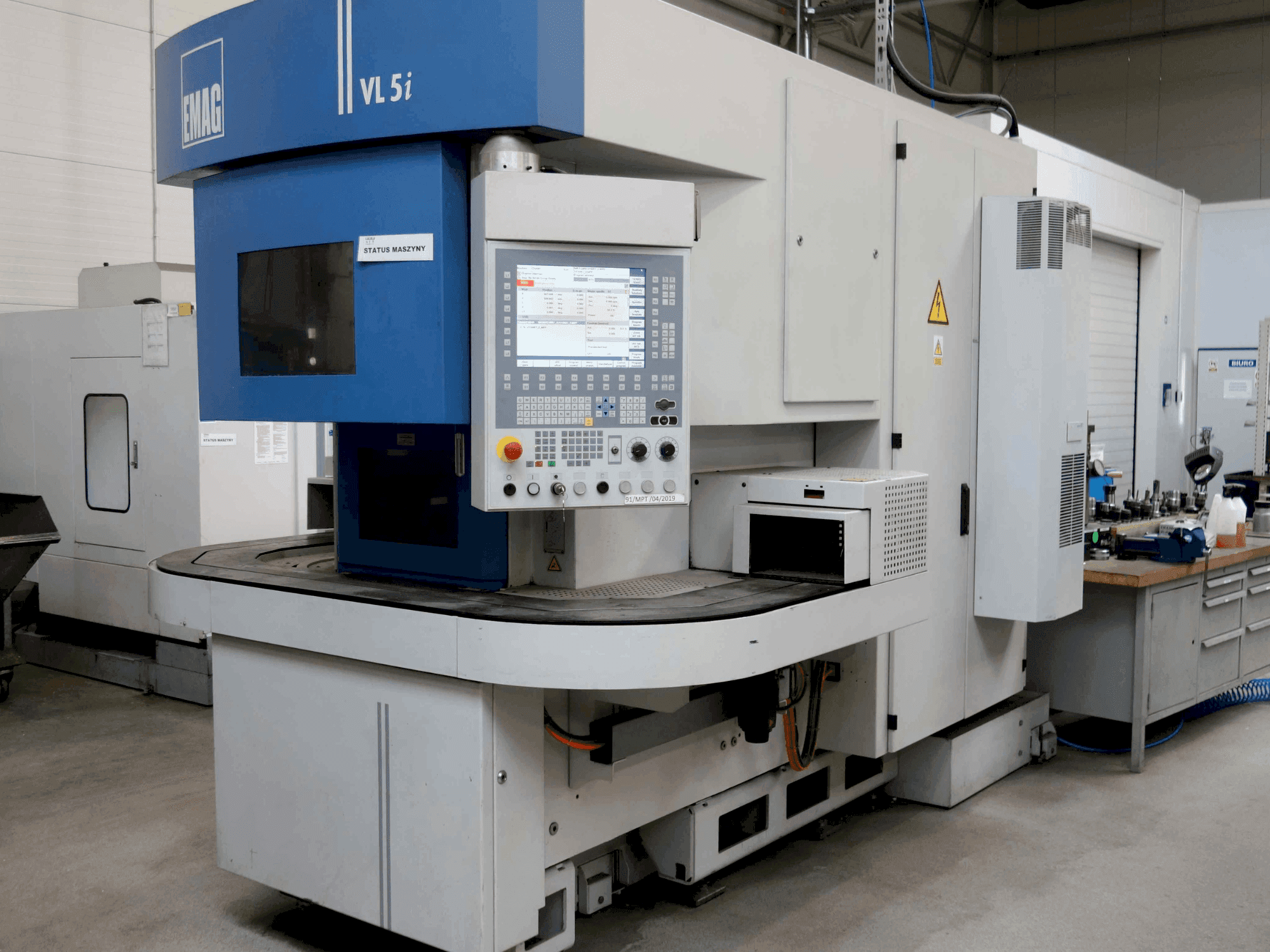 Rechts zijaanzicht van EMAG VSC 250 machine