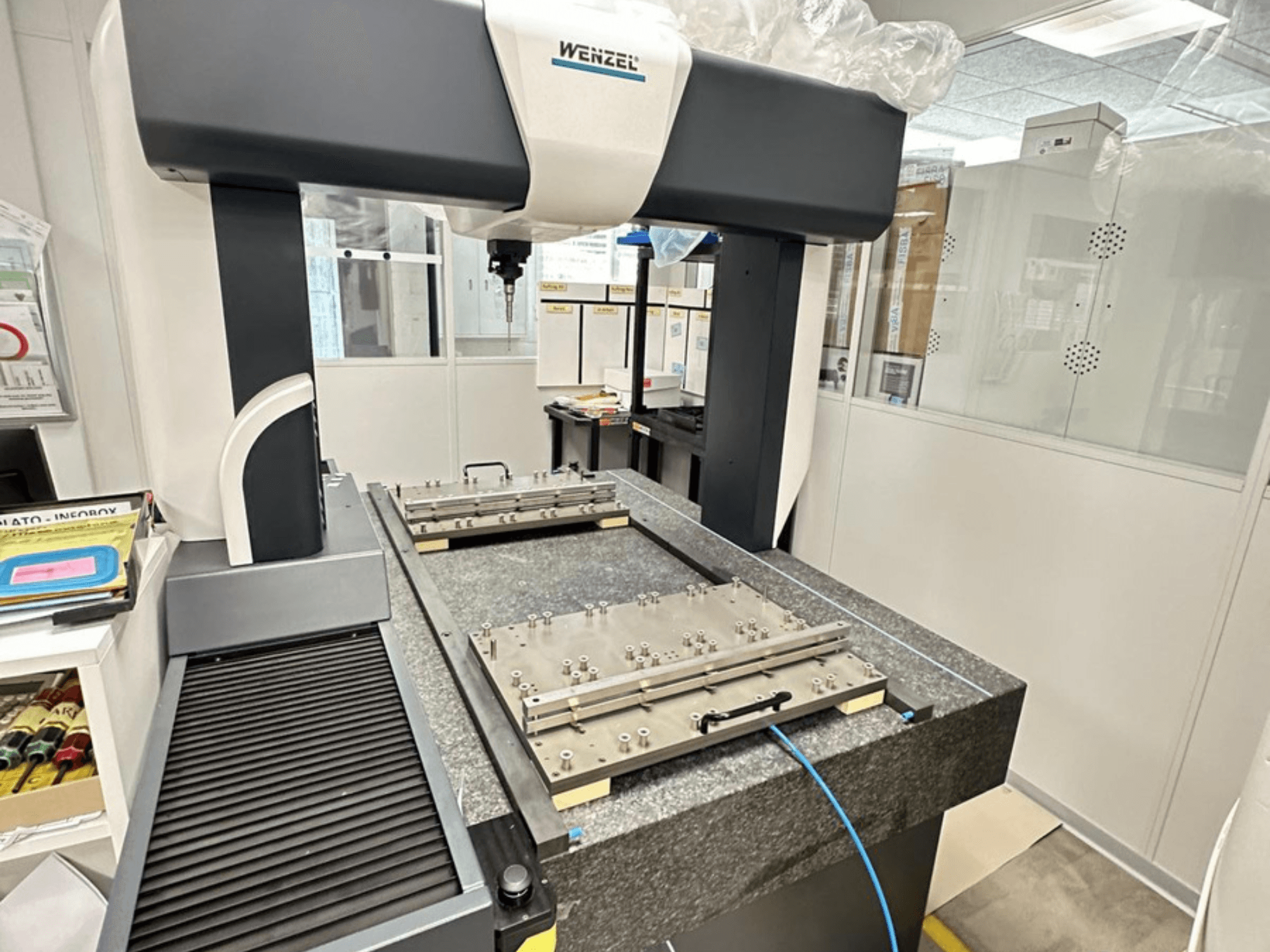 Wenzel LH 65 CMM in een laboratoriumomgeving, met een granieten basis, een verstelbaar meetplatform en een bovenarm.