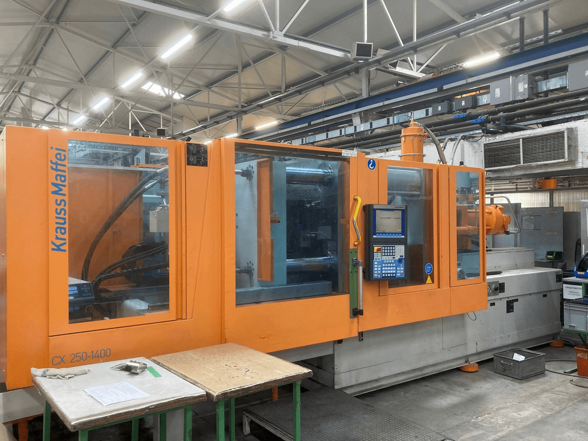 Vooraanzicht van Krauss Maffei KM 250-400 CX machine