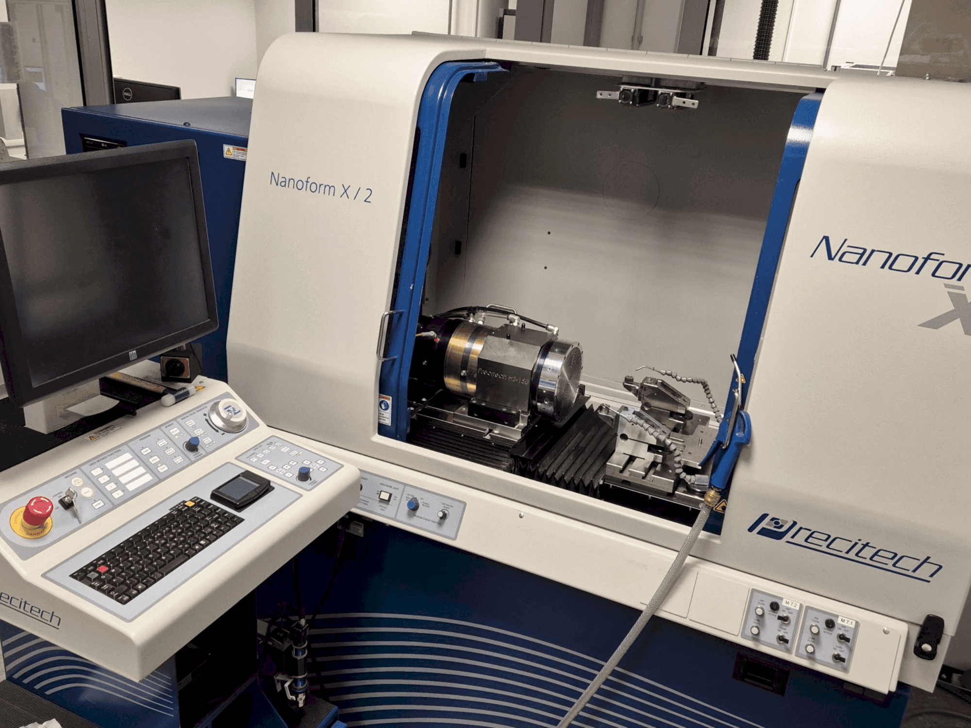 Vooraanzicht van PRECITECH Nanoform X machine