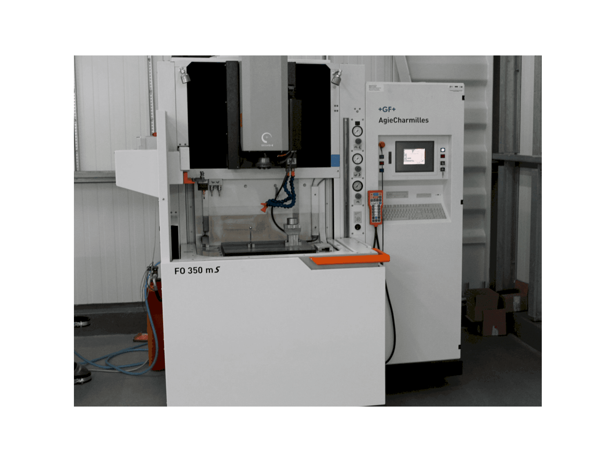 Vooraanzicht van AgieCharmilles FO350MS machine