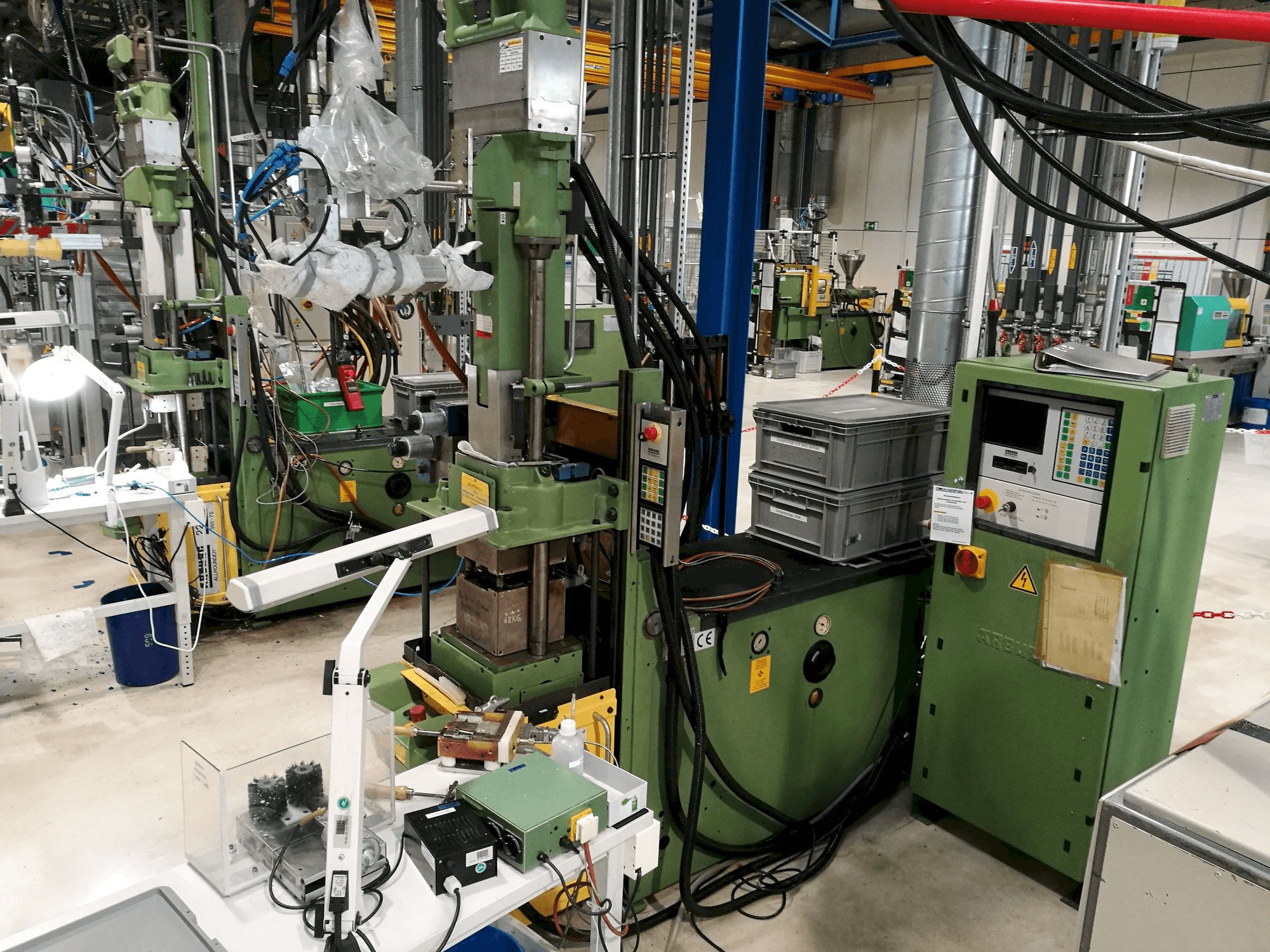 Vooraanzicht van Arburg 221M-350-75U machine