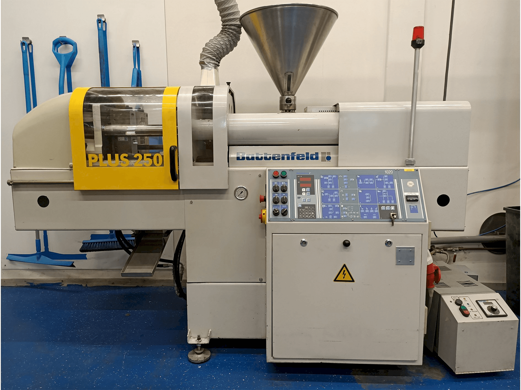 Vooraanzicht van Battenfeld PLUS 250/50 machine