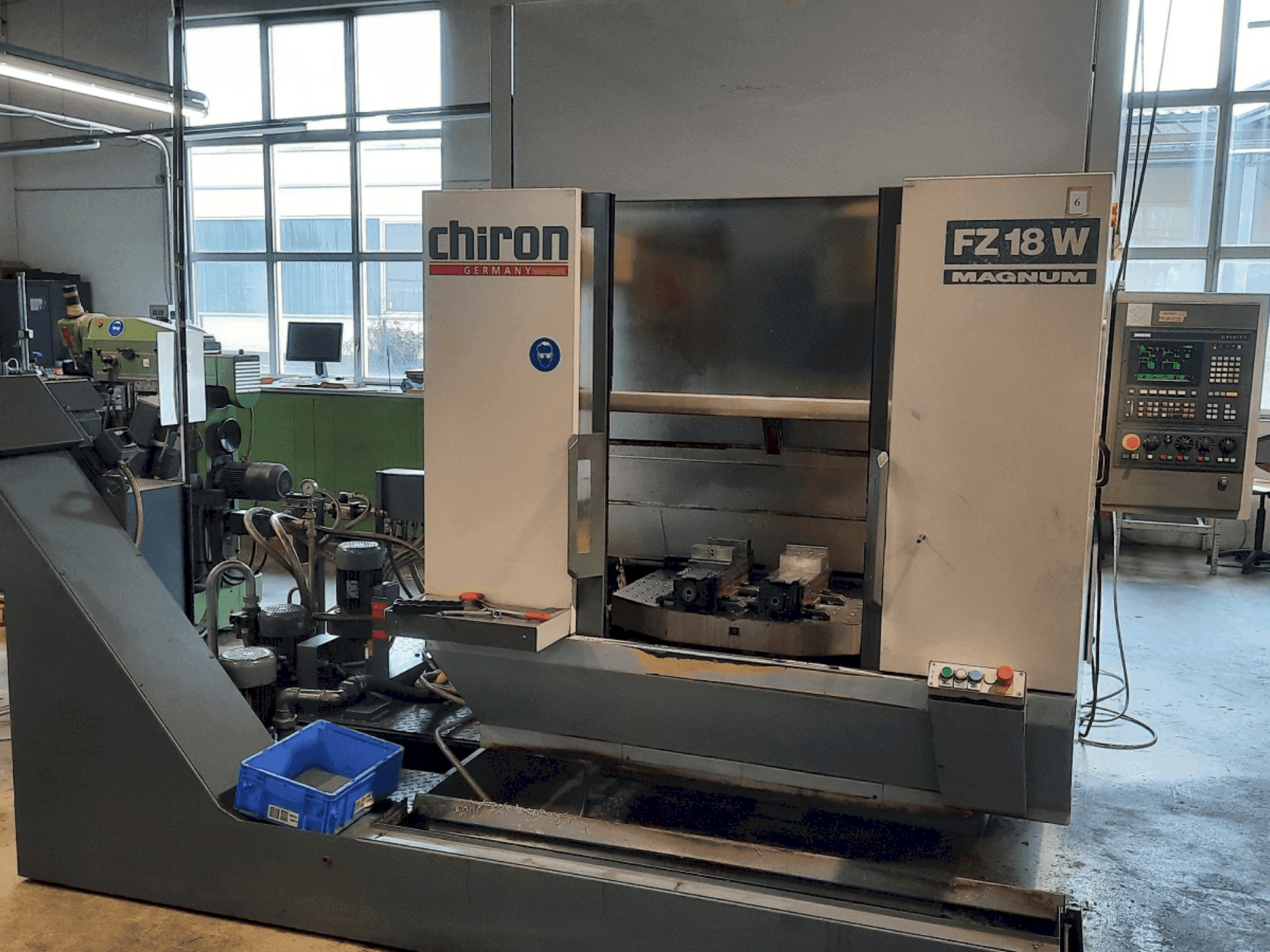Vooraanzicht van CHIRON FZ 18 W machine
