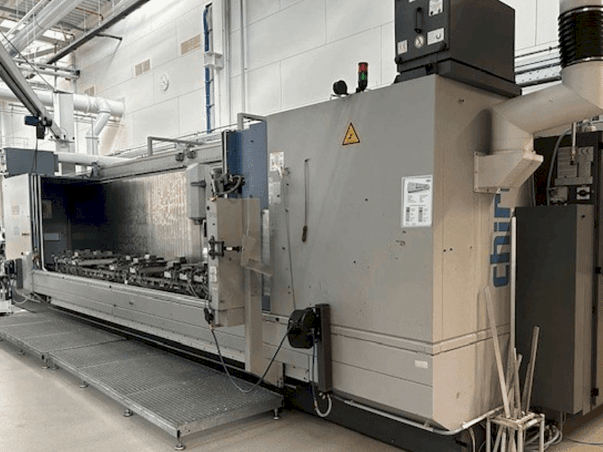 Vooraanzicht van CHIRON Mill 6000 SK machine
