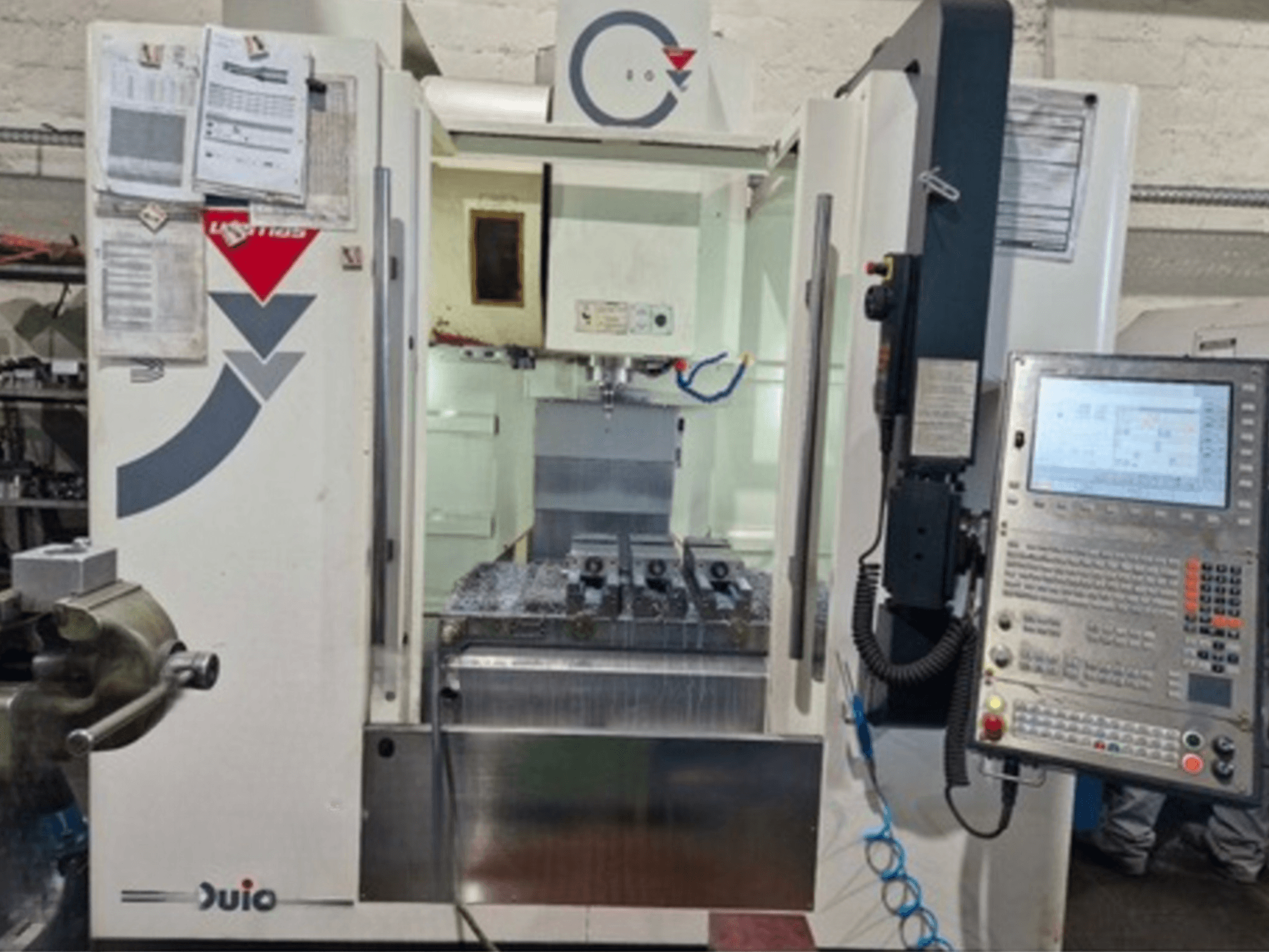 Vooraanzicht van WEMAS VZ 860 verticaal bewerkingscentrum, met bedieningspaneel en CNC-interface, met bijgevoegd papierwerk.