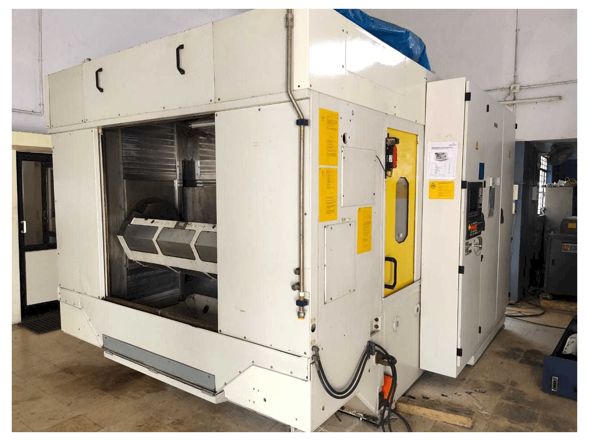 Vooraanzicht van GROB G320 machine