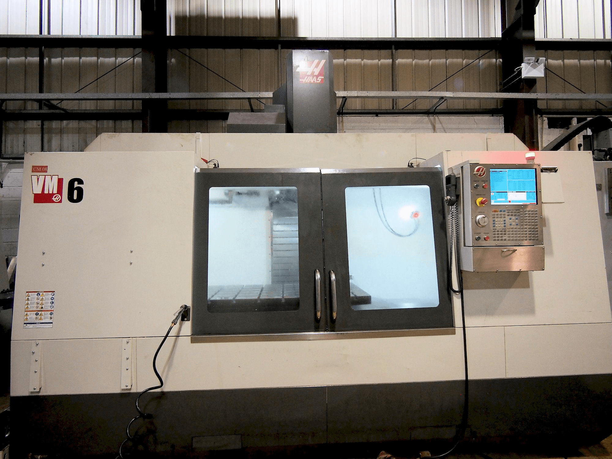 Vooraanzicht van HAAS VM-6 machine