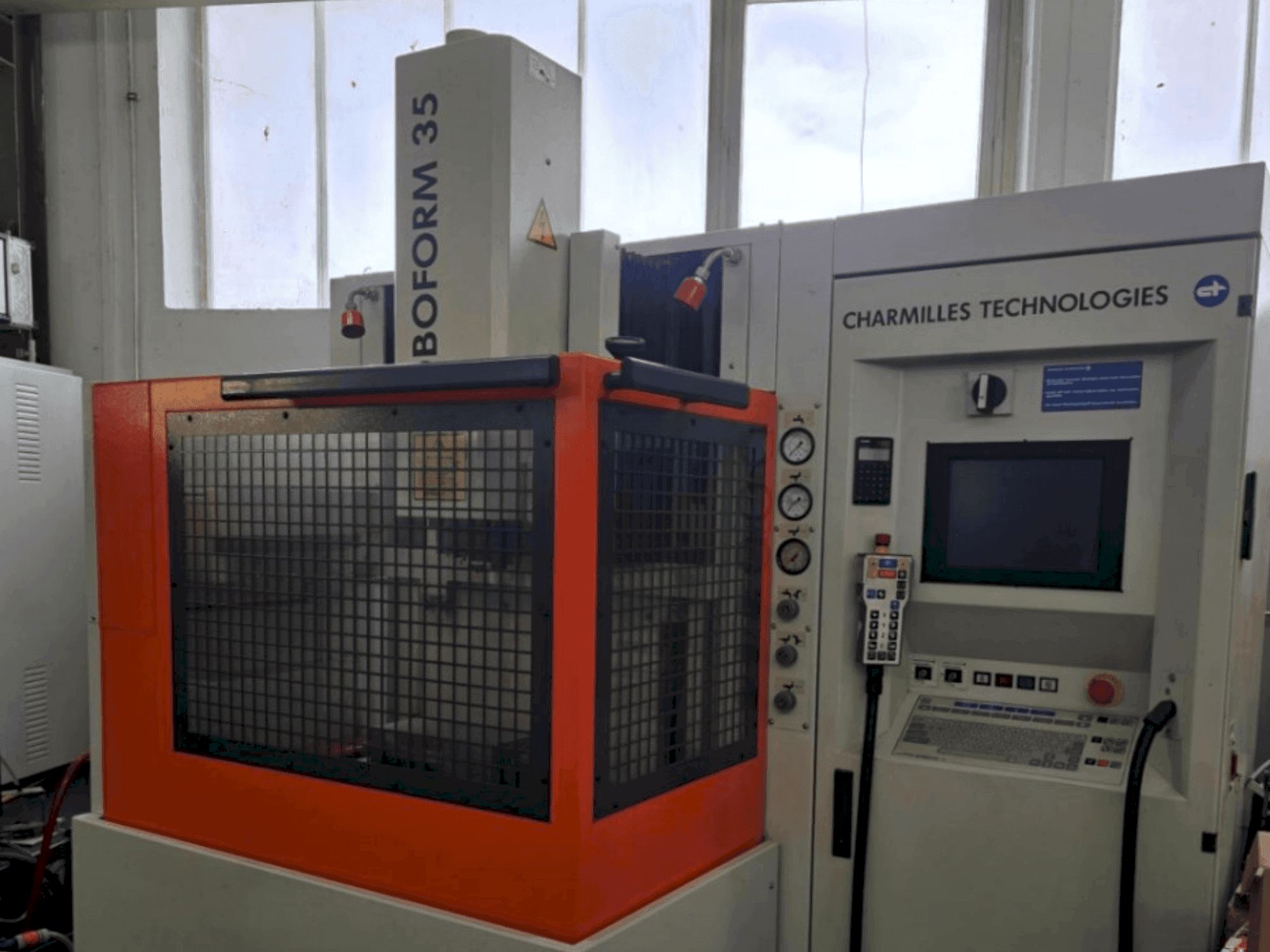 Vooraanzicht van CHARMILLES Roboform 35 machine