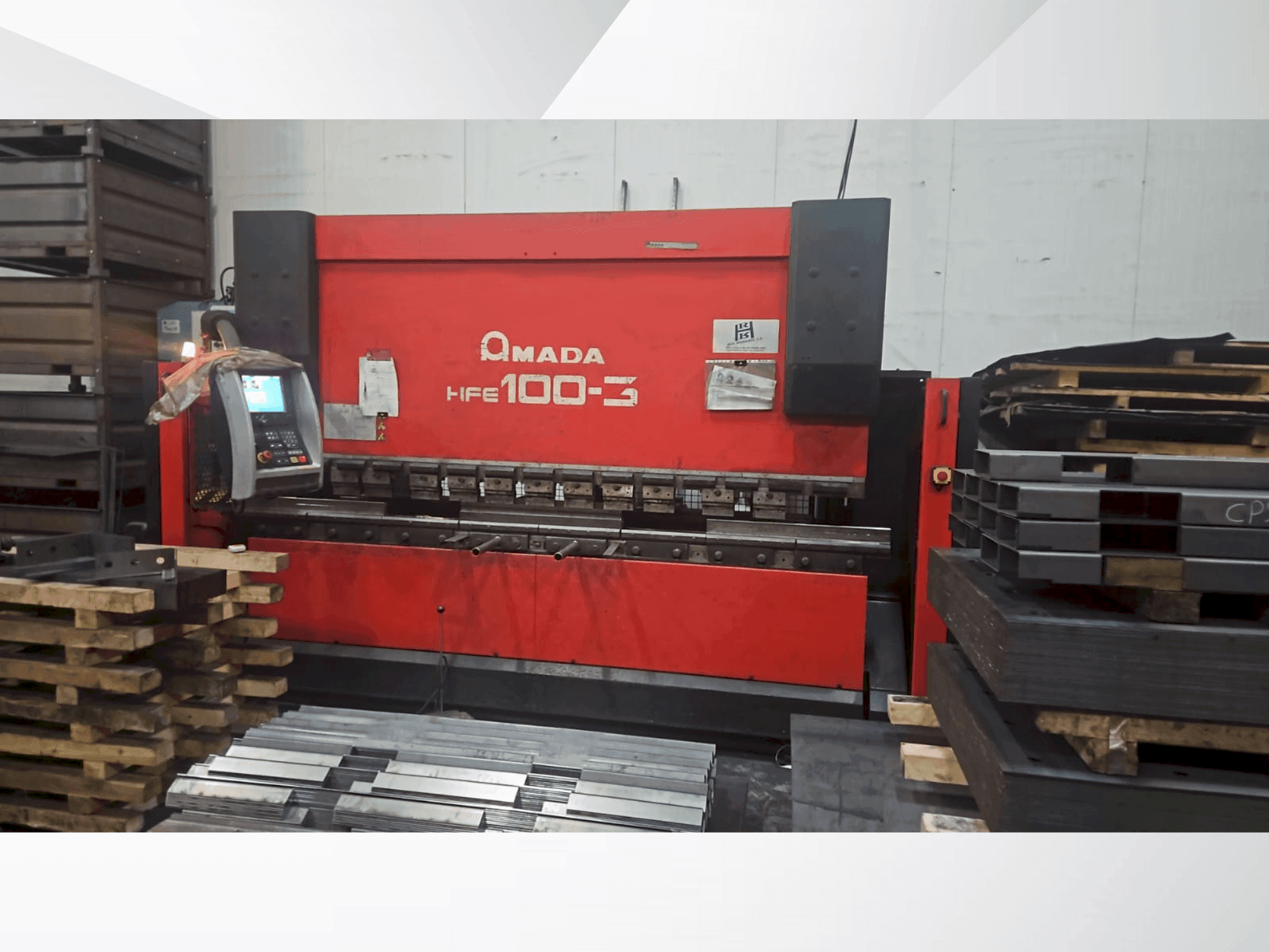 Vooraanzicht van AMADA HFE 100-3 machine