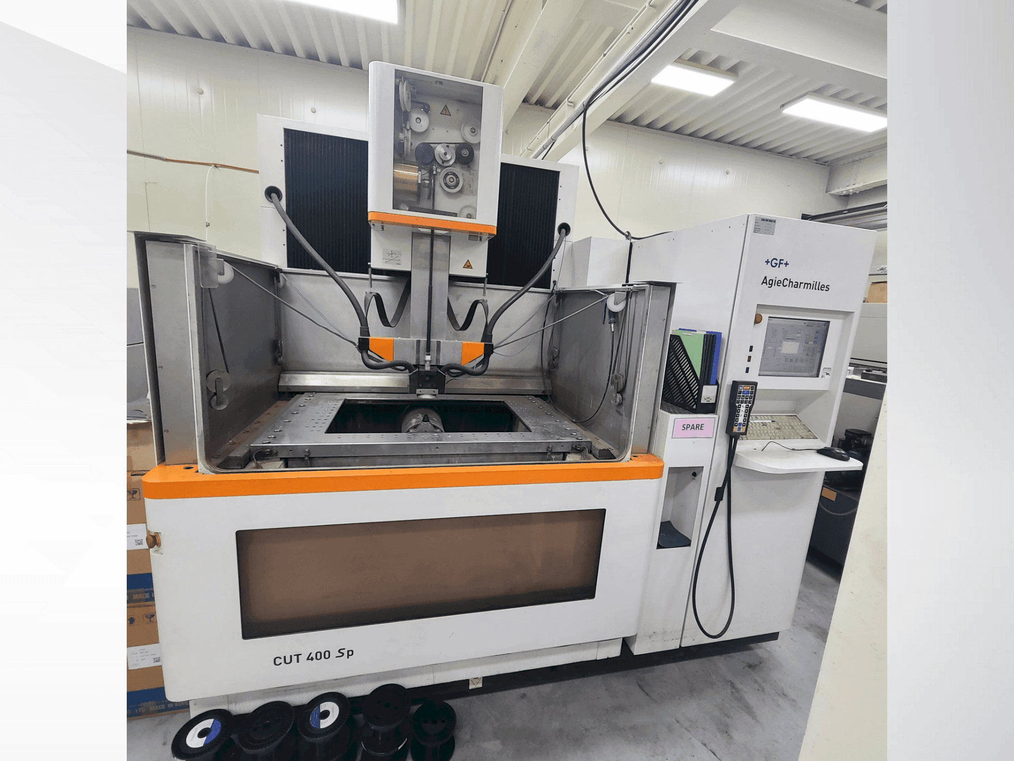 Vooraanzicht van AGIE CUT 400 Sp machine