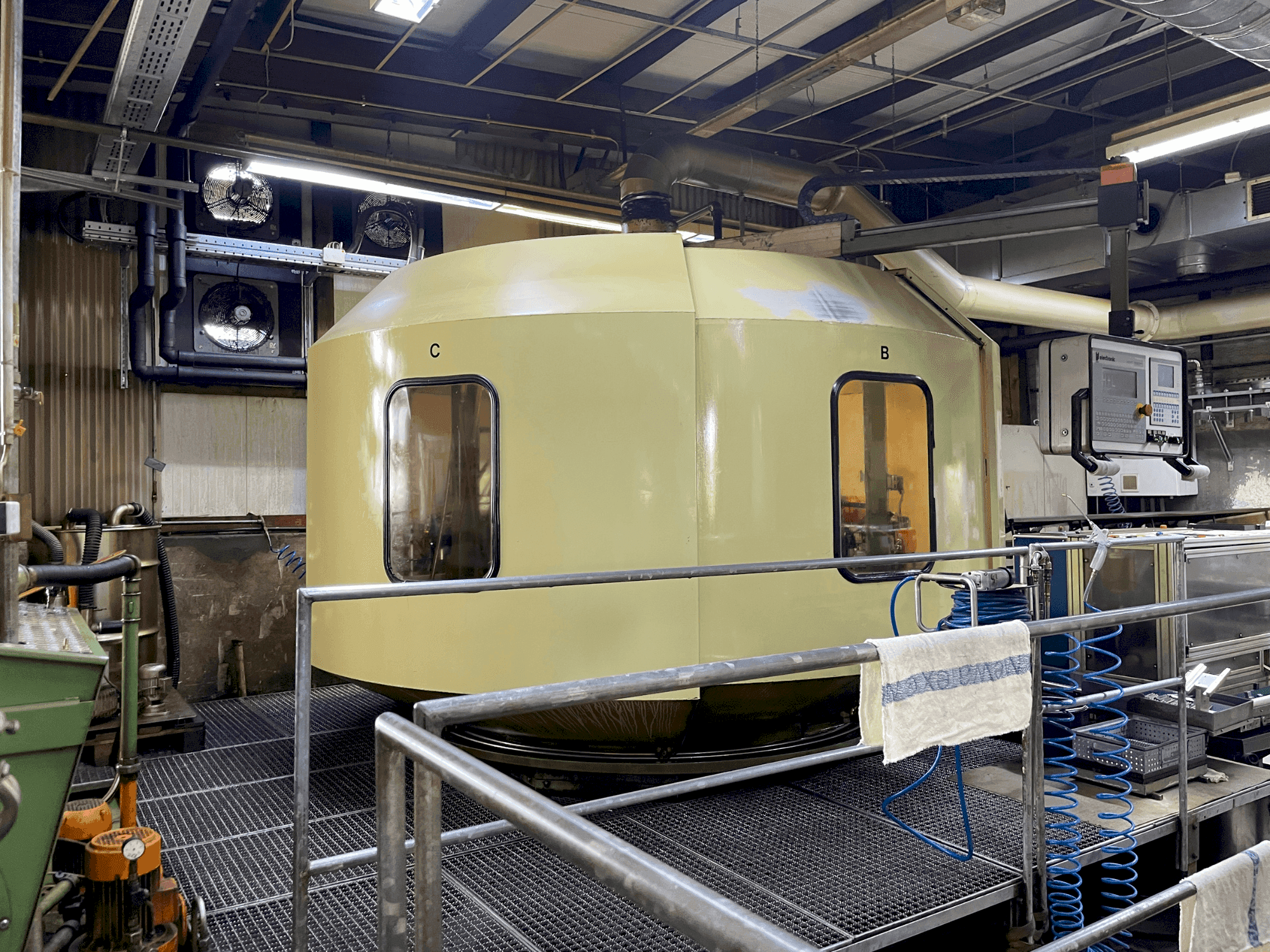 Vooraanzicht van HUG RISMAT 157 G-16 F48 machine