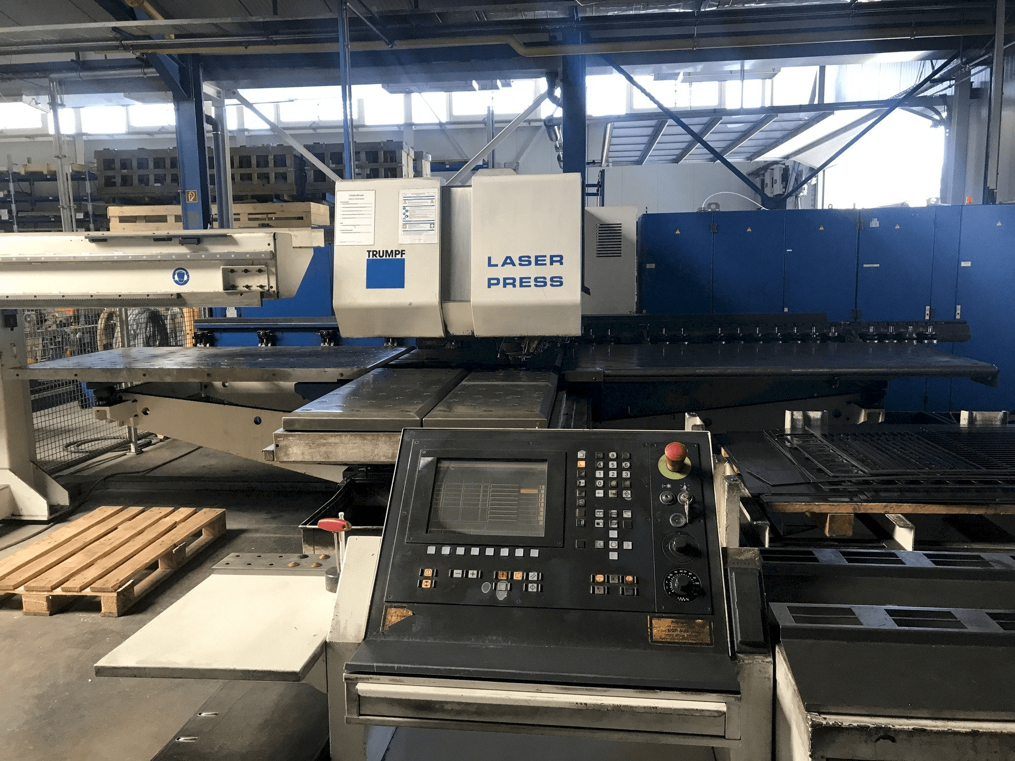 Vooraanzicht van Trumpf Trumatic 600L machine