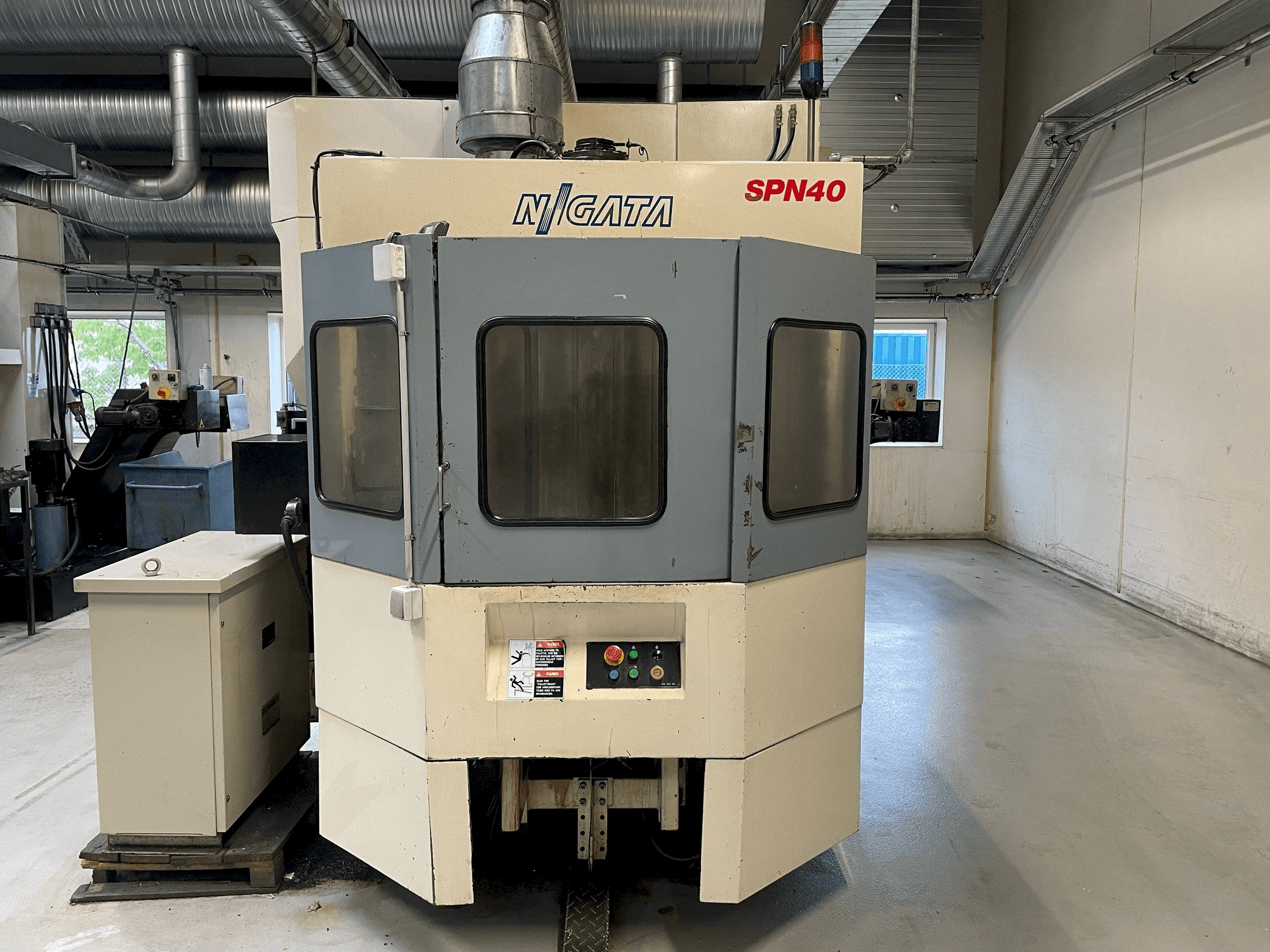 Vooraanzicht van Niigata SPN 40 machine
