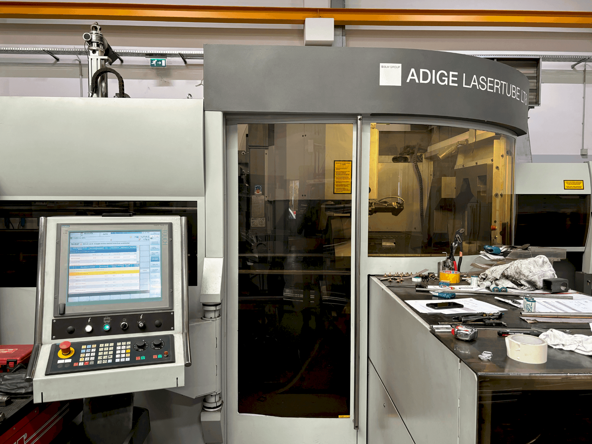 Vooraanzicht van ADIGE LT8 machine