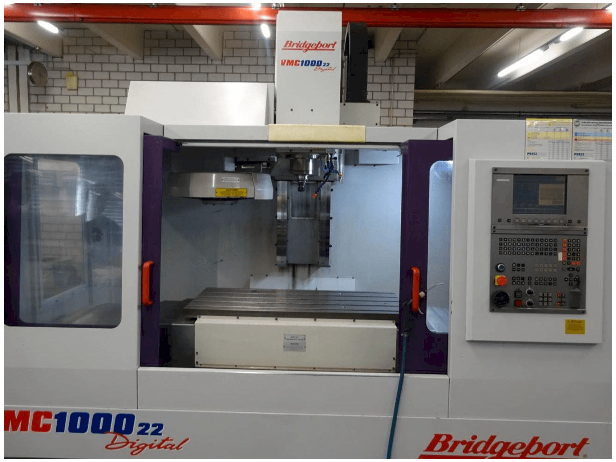 Vooraanzicht van Bridgeport VMC1000-22 machine