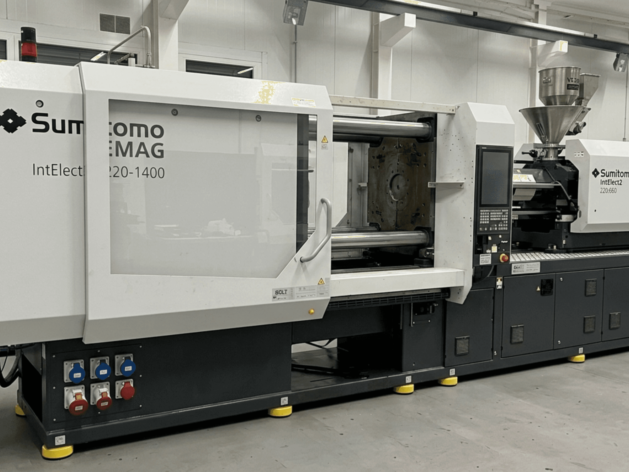 Elektrische spuitgietmachine SUMITOMO SHI DEMAG IntElect2 S 220/660-1400, vooraanzicht met gedetailleerd bedieningspaneel en trechter.