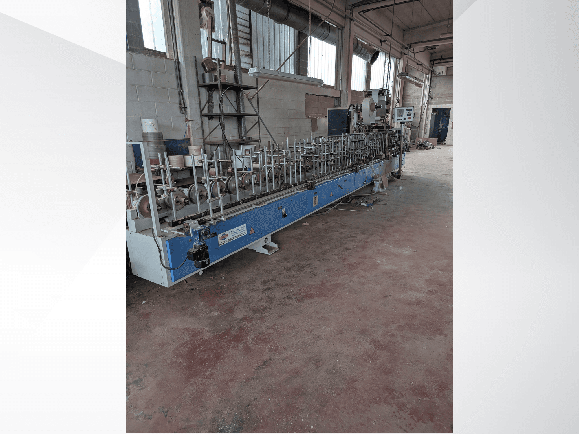 Vooraanzicht van een PUR-33-L machine voor hout, met meerdere spindels en een strak blauw ontwerp in een industriële omgeving.