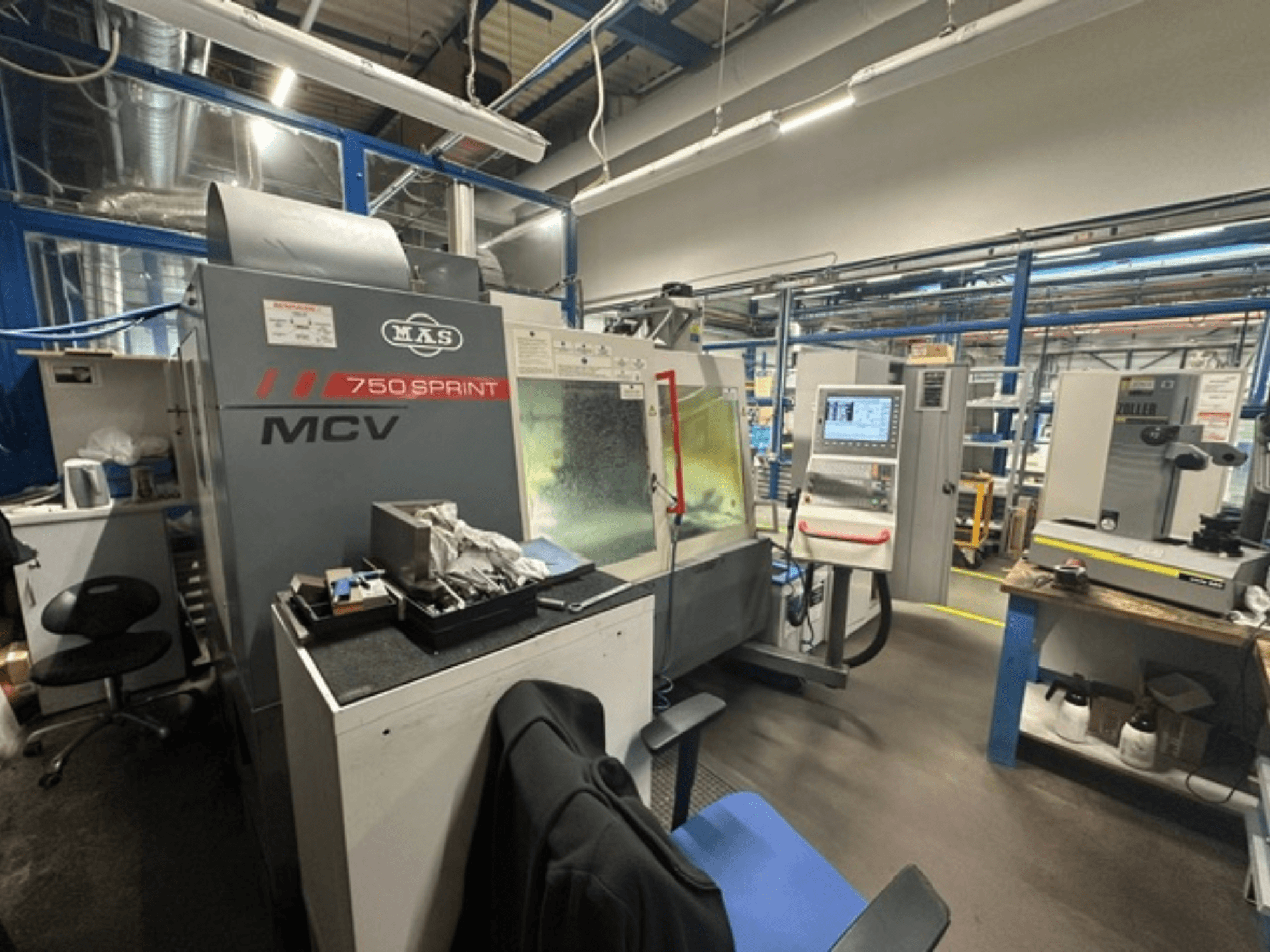 Verticaal bewerkingscentrum KOVOSVIT MAS MCV 750 Sprint in een werkplaats, met een zijaanzicht op het bedieningspaneel en het werkgebied.