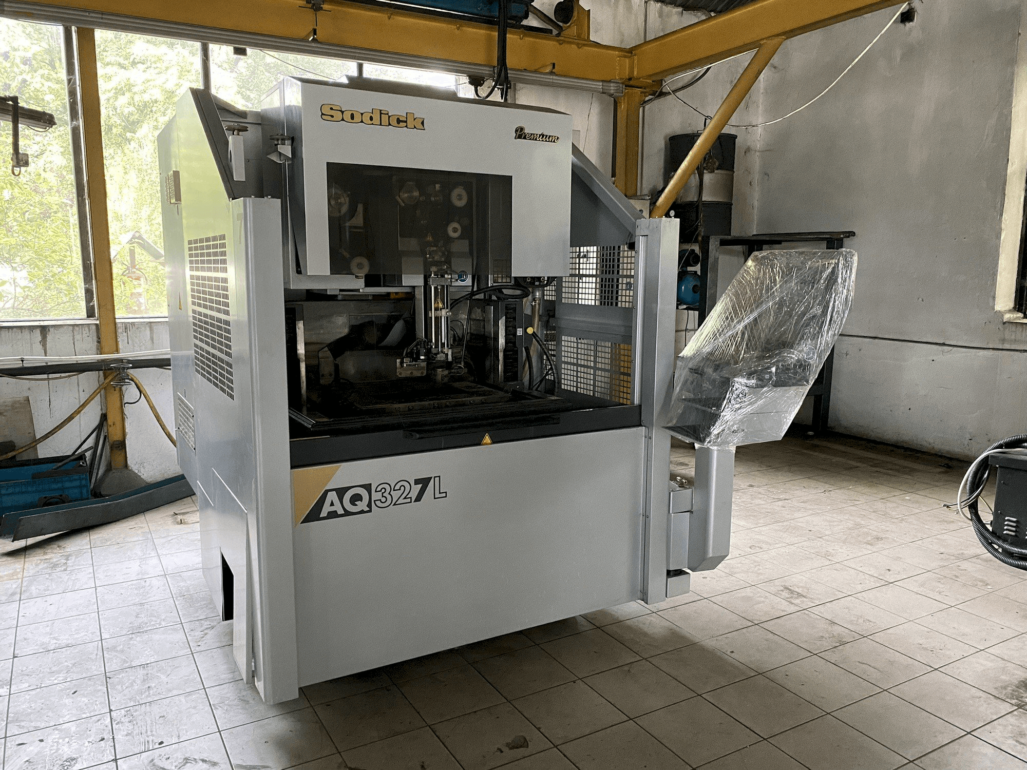 Vooraanzicht van Sodick AQ327L machine