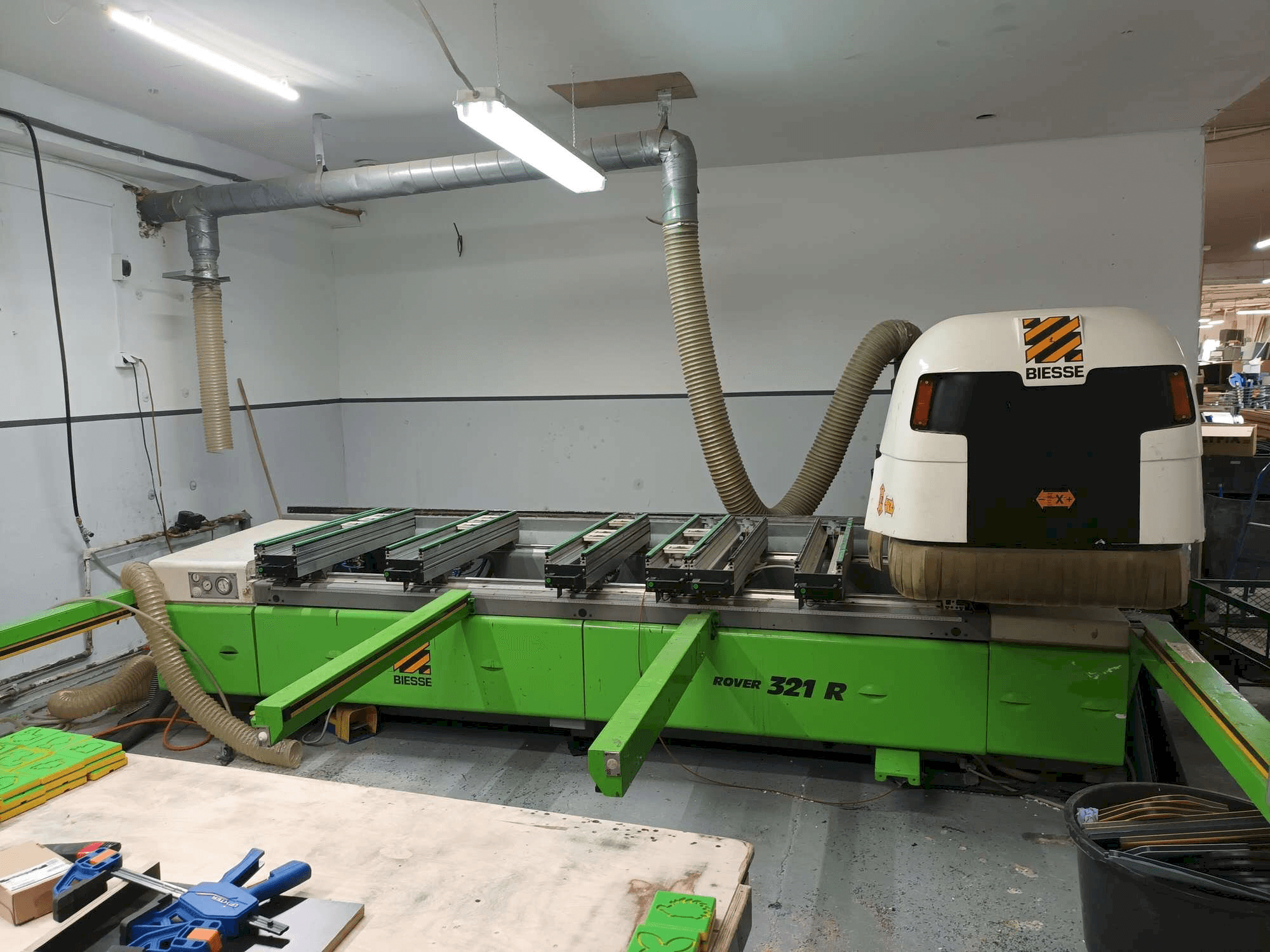 Vooraanzicht van BIESSE Rover 321R machine