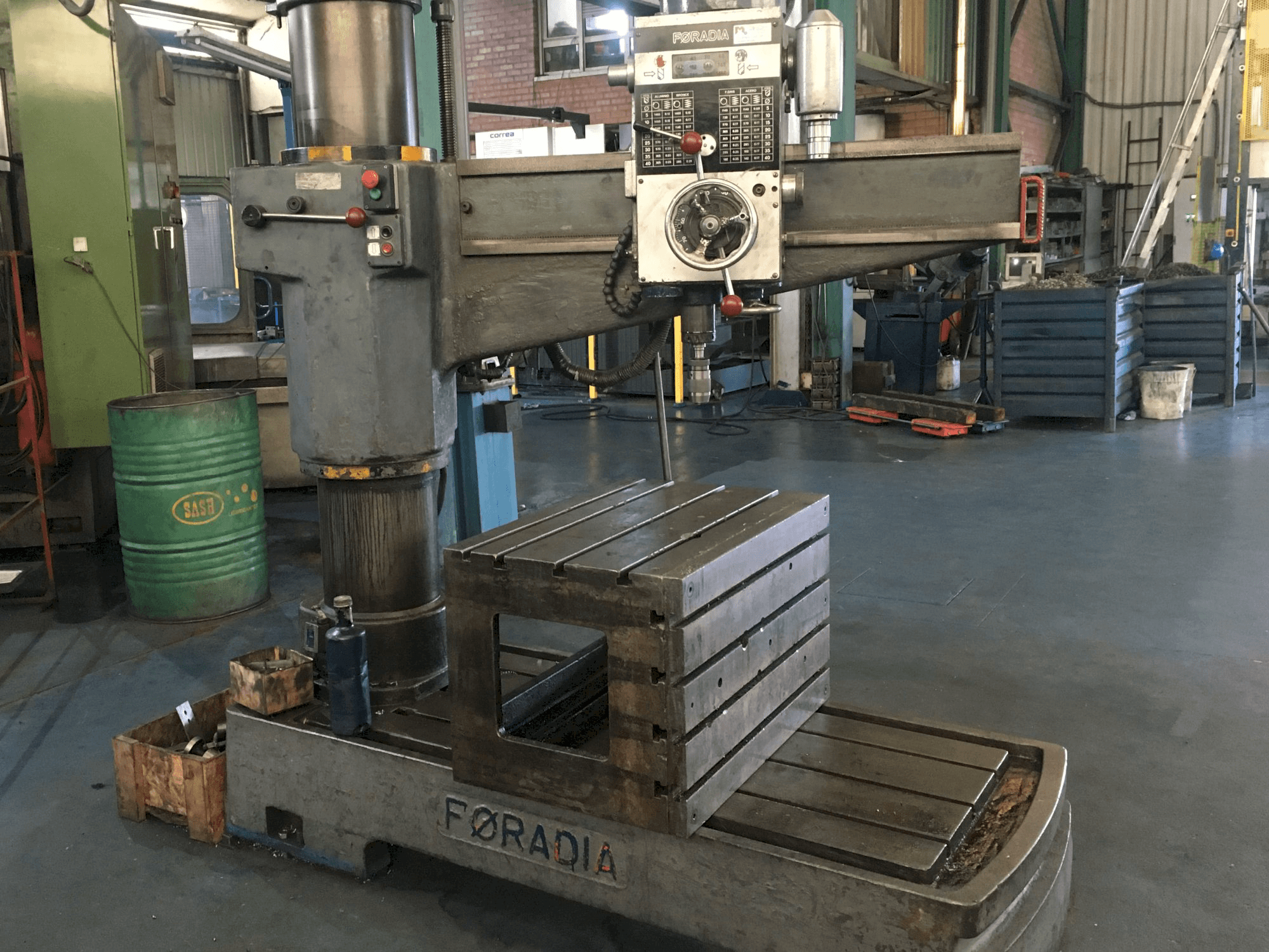 Links zicht van FORADIA GR 50/1200 machine