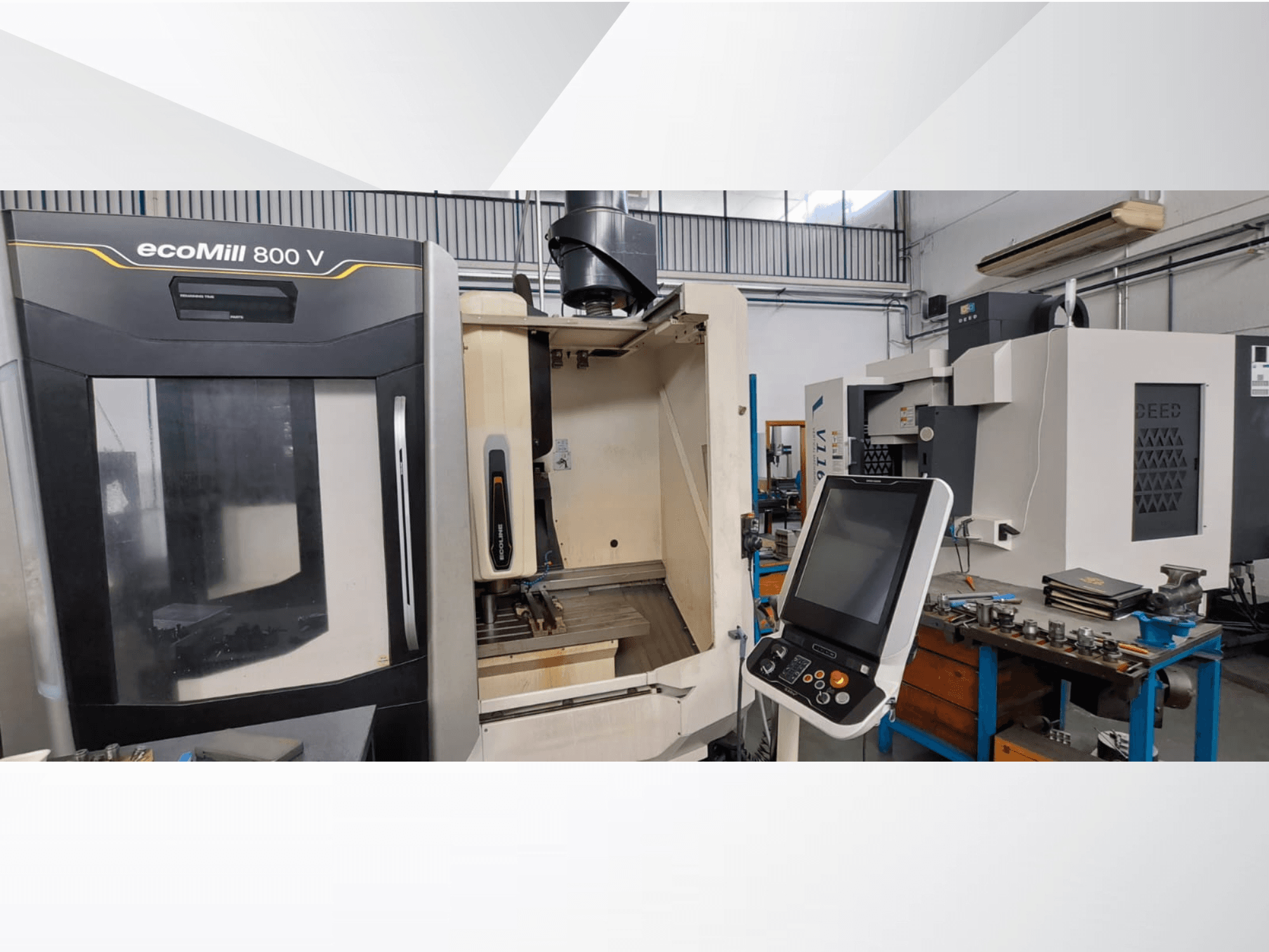 Vooraanzicht van DMG ecoMill 800V verticaal bewerkingscentrum, met bedieningspaneel en open bewerkingsgebied.