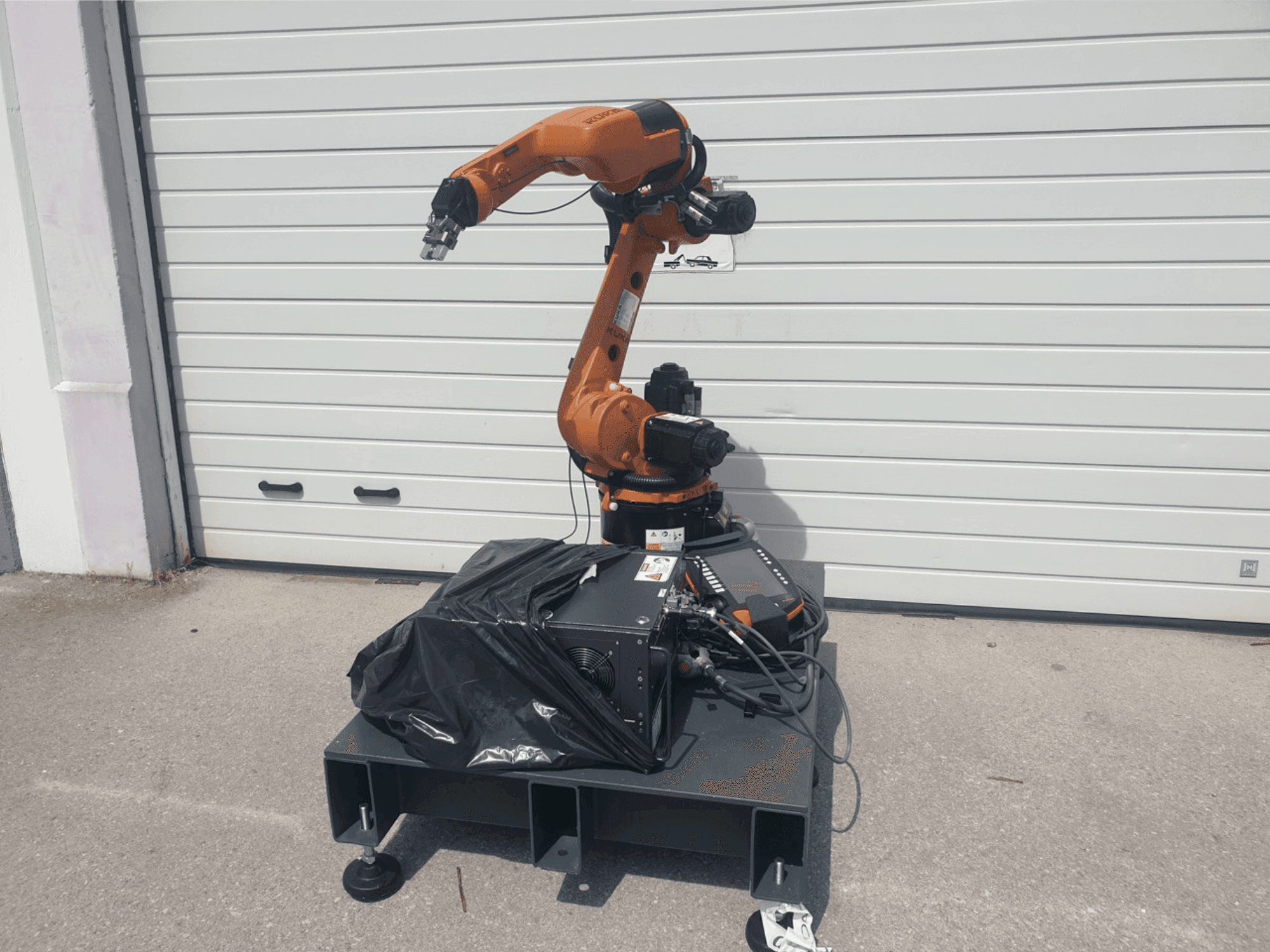 Vooraanzicht van KUKA KR 8 R1420 machine