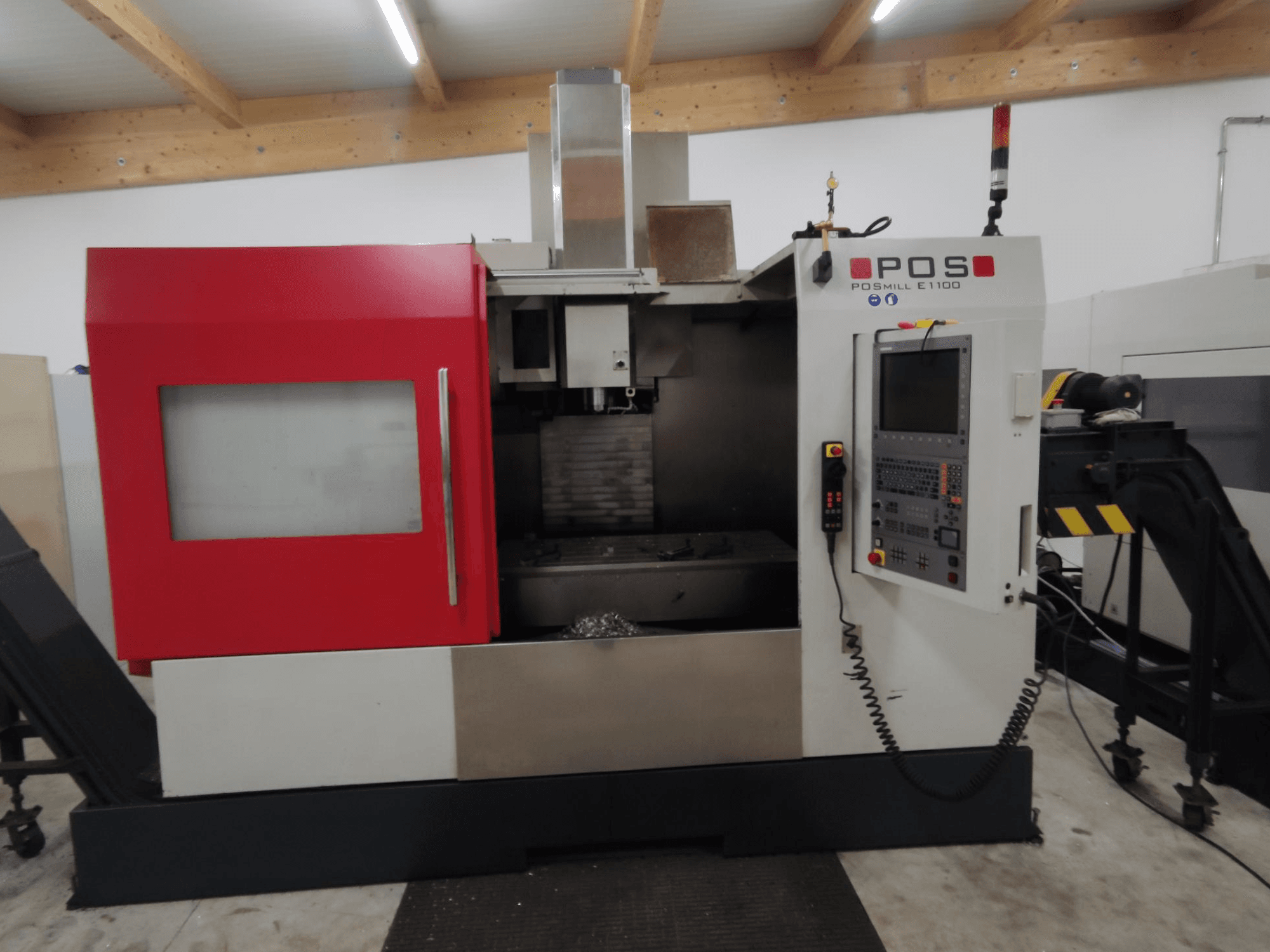 POS POSMILL E1100 CNC freesmachine in vooraanzicht met een rode behuizing, bedieningspaneel en veiligheidslicht bovenop.