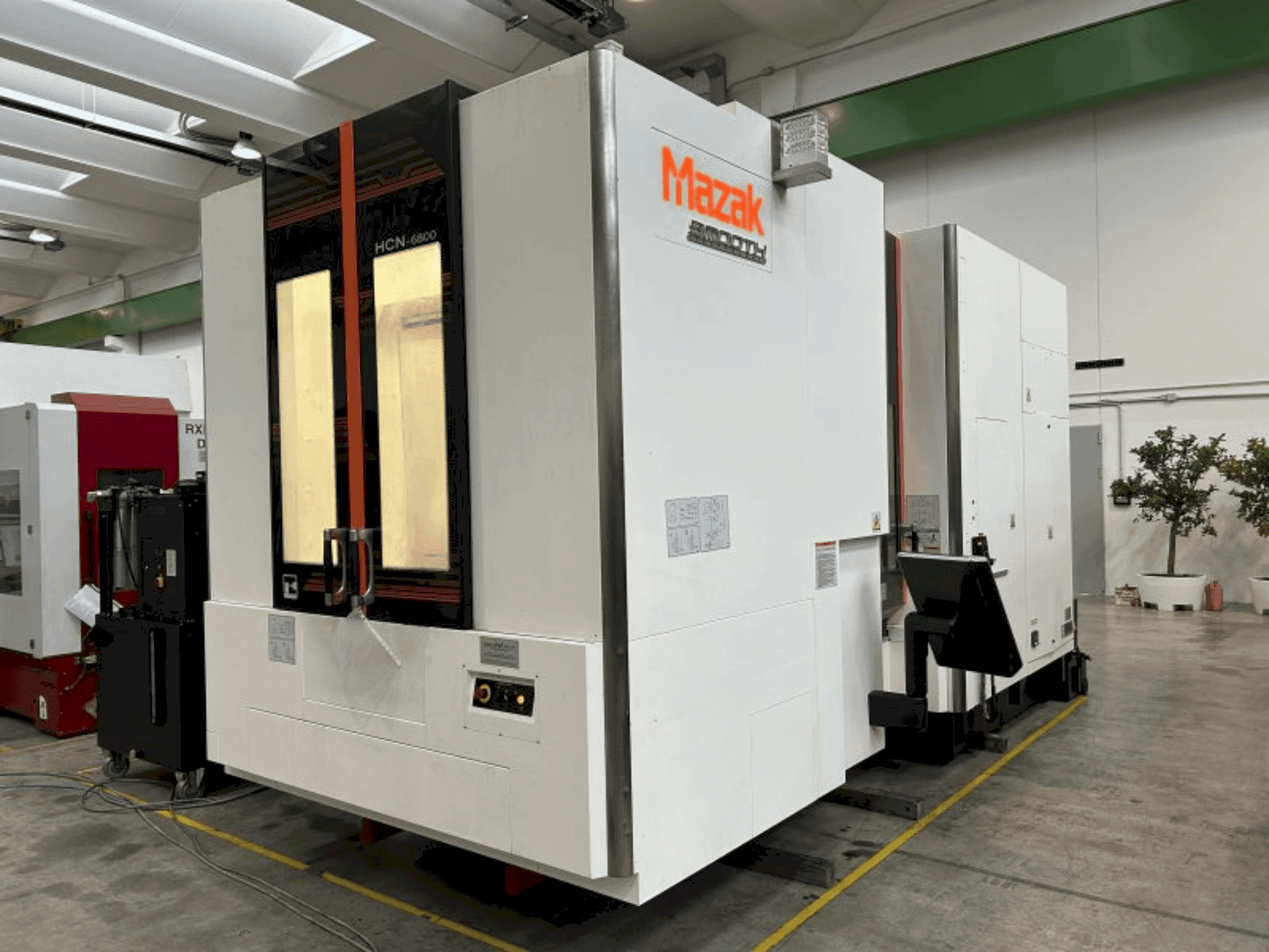 Vooraanzicht van Mazak HCN-6800 machine