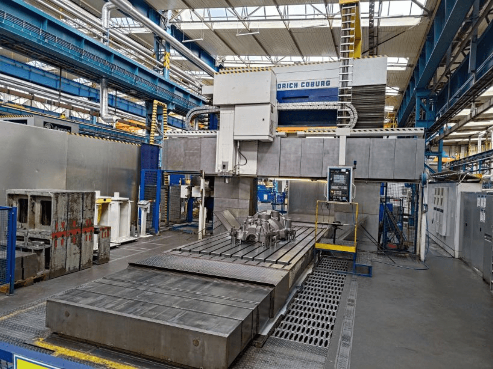 Portaalfreesmachine WALDRICH COBURG 17-10 FP NC/5 in een fabriek, vooraanzicht, met grote bewerkingstafel en bedieningspaneel.