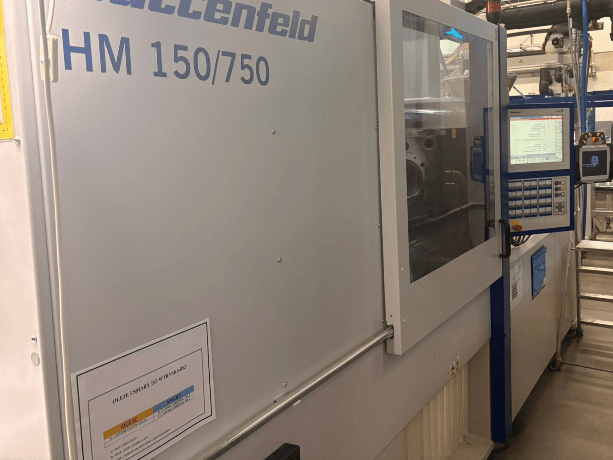 Hoffer Maschinenbau HM 150/750 spuitgietmachine, vooraanzicht, met bedieningspaneel en bedieningsdisplay.