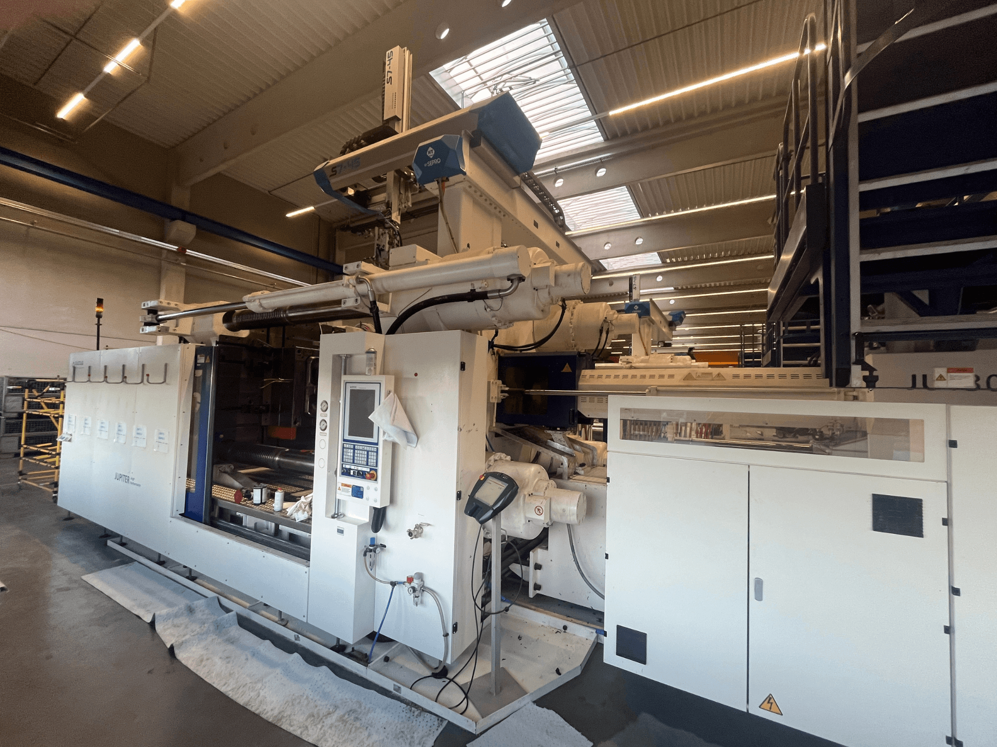 Vooraanzicht van een Autefa textielmachine, met bedieningspaneel, onderdelen en industriële instelling.