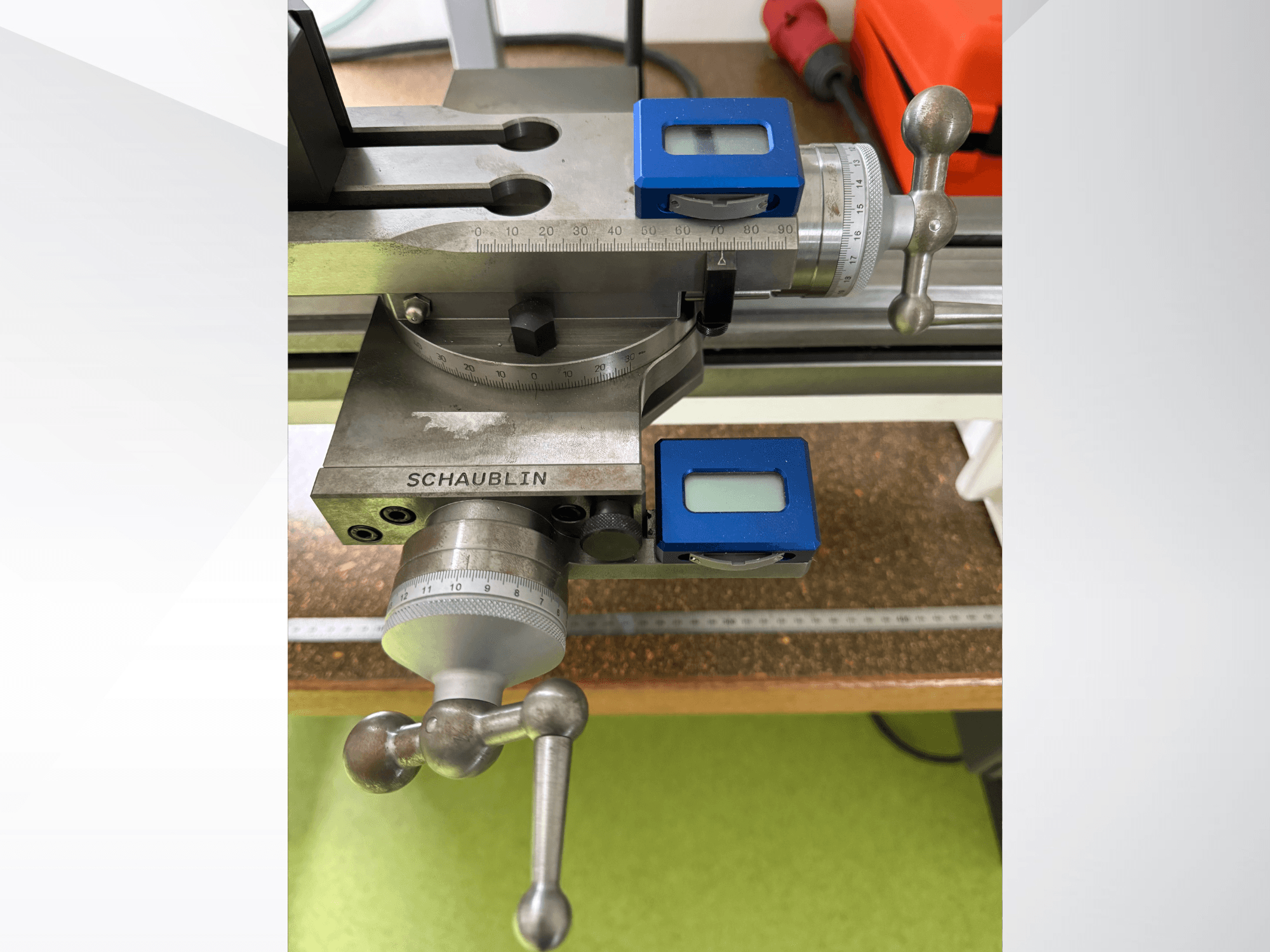 Bedieningselementen van de SCHAUBLIN 102Mi W25 horizontale draaimachine, vooraanzicht, met meetklokken en -knoppen op een metalen oppervlak.