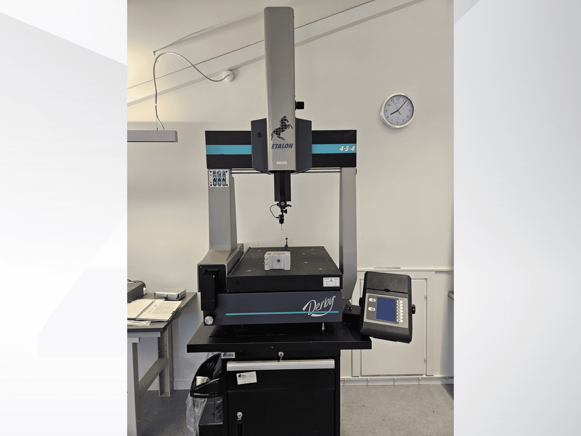 ETALON Derby 454 coördinatenmeetmachine in vooraanzicht, met meetkop, digitaal display en bedieningsknoppen.