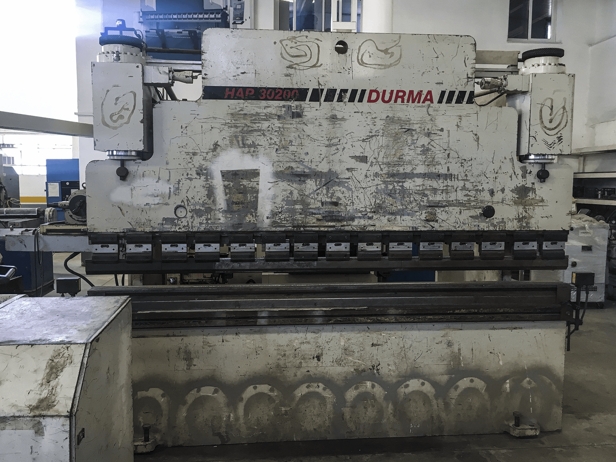Vooraanzicht van Durma HAP 30200 machine