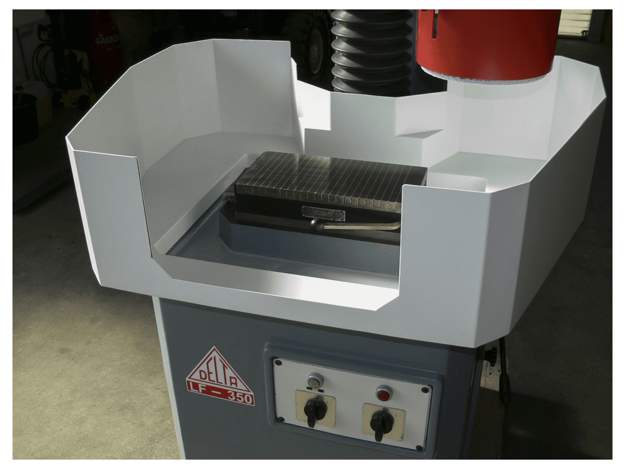 Vooraanzicht van DELTA LF-350 machine