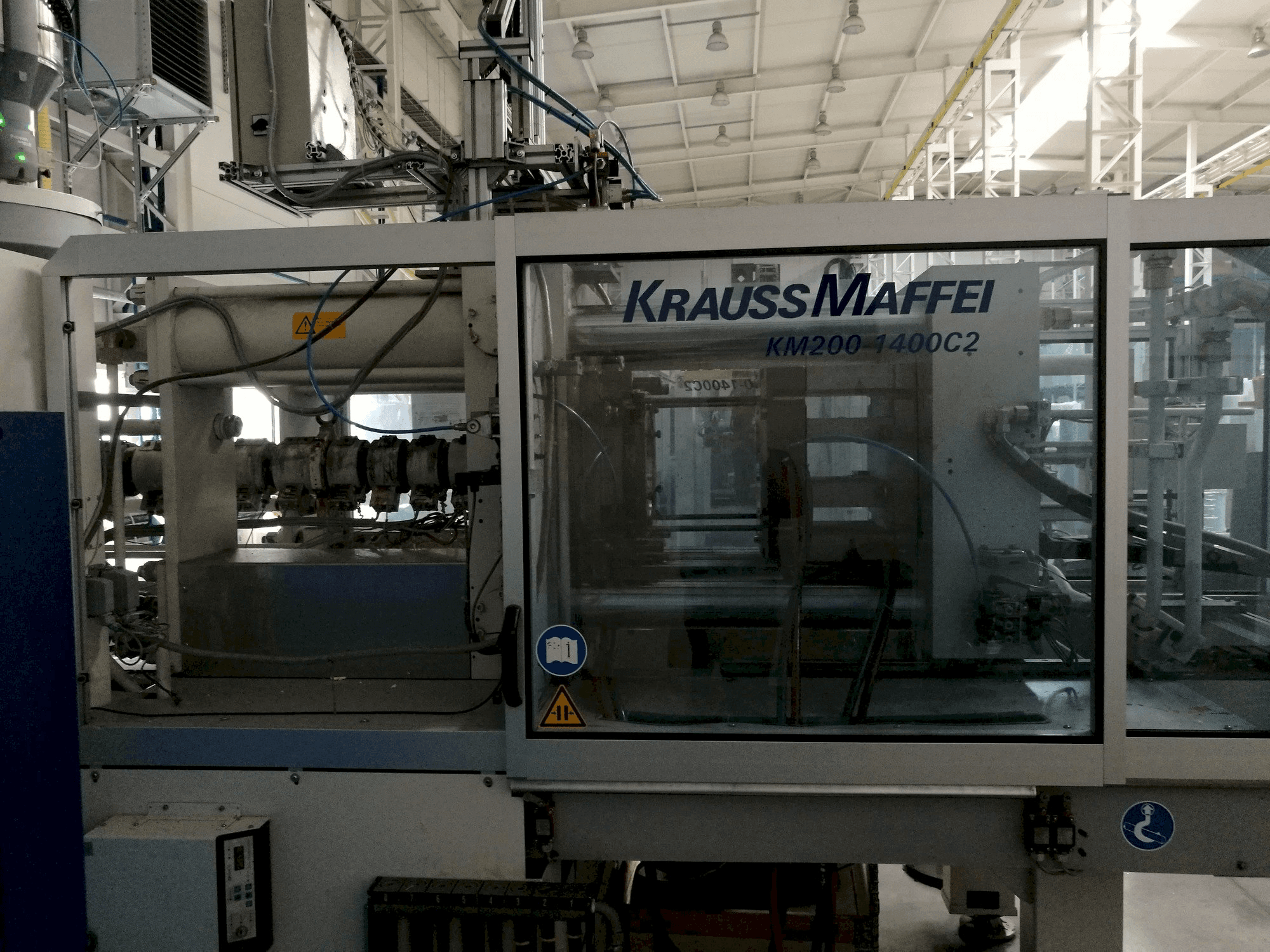 Vooraanzicht van Krauss Maffei 200-1400 C2 machine
