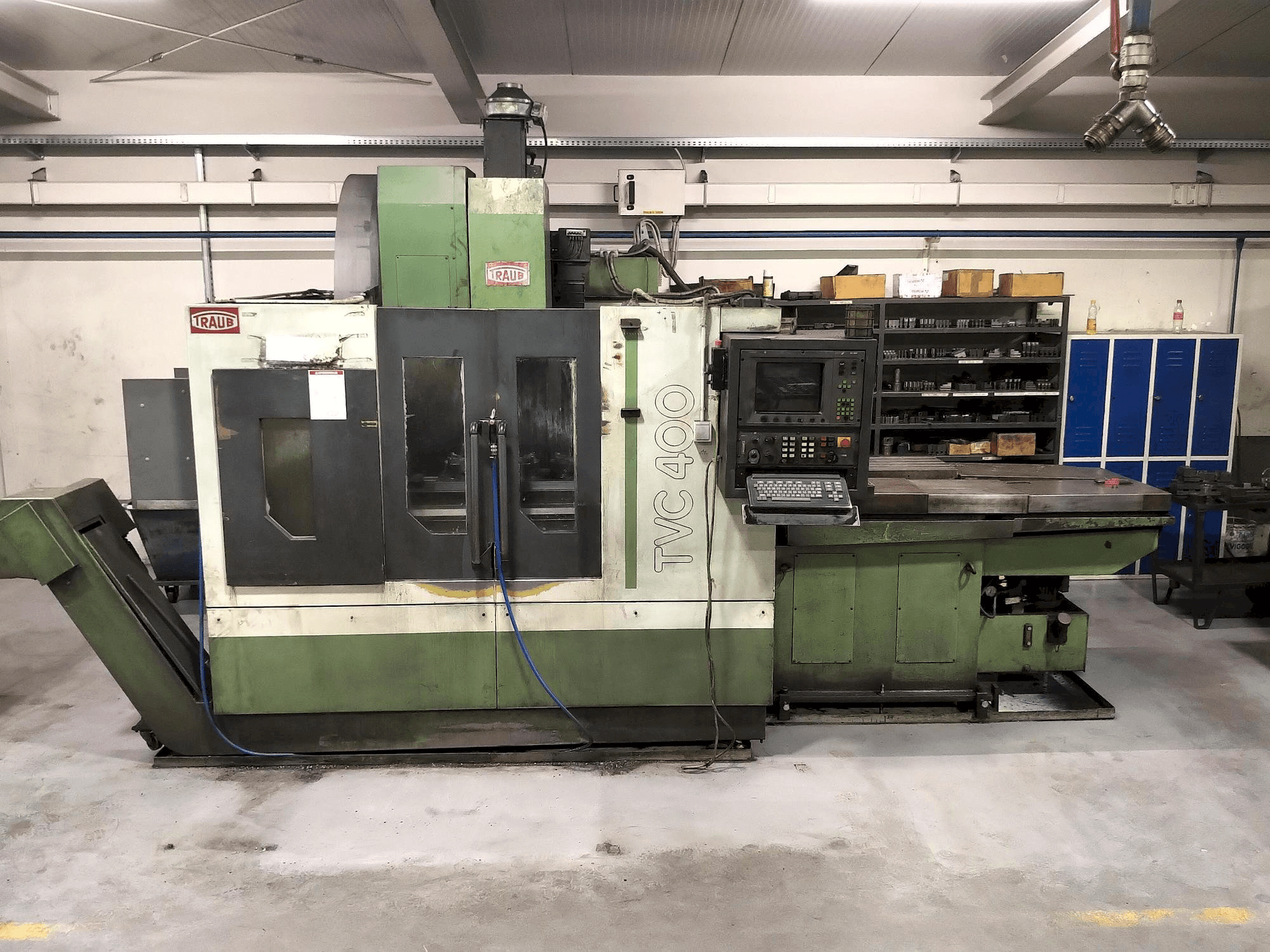 Vooraanzicht van TRAUB TVC 400 P machine