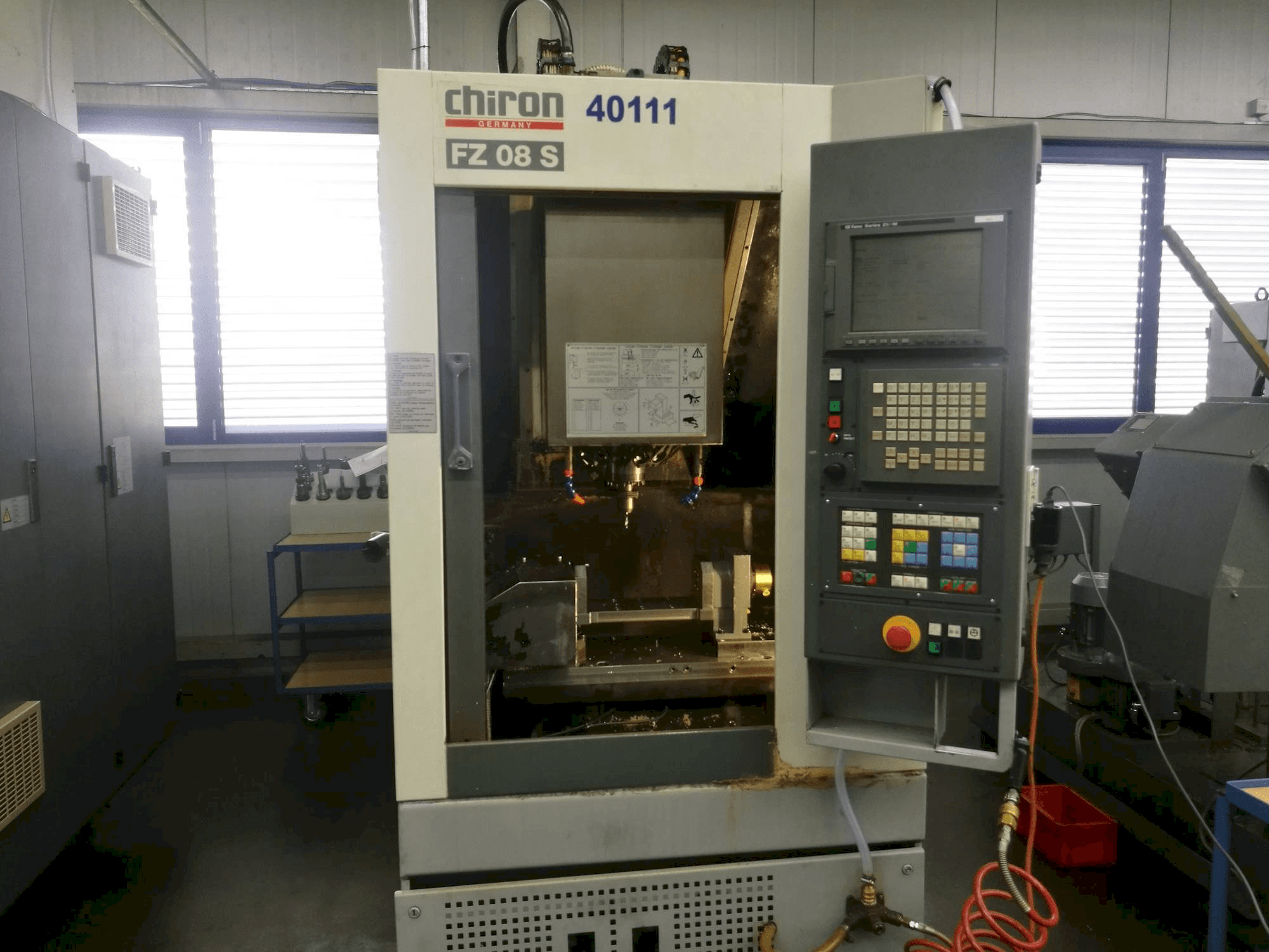 Vooraanzicht van CHIRON FZ08S machine