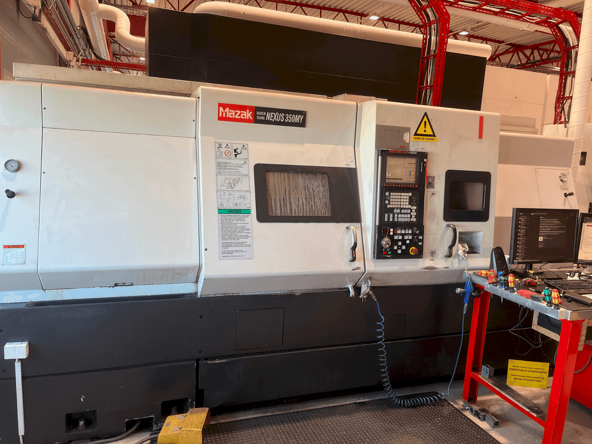 Vooraanzicht van Mazak QT Nexus 350 MY machine