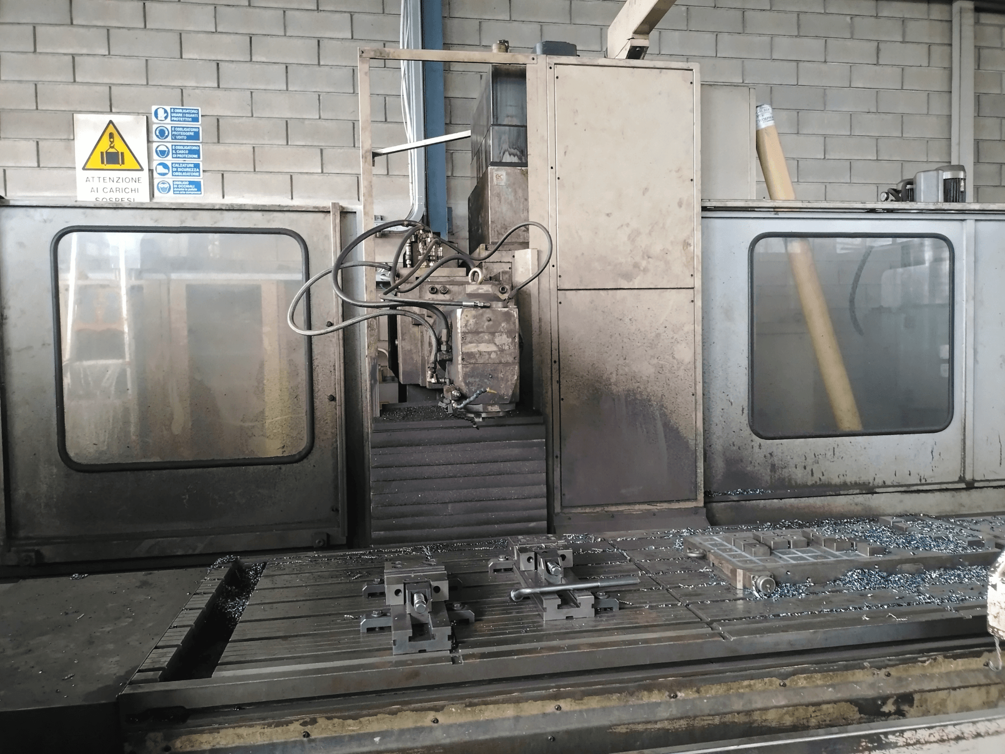 TIGER TFA6 bedfreesmachine in een werkplaats, vooraanzicht met gereedschap en metaalschilfers op de tafel.