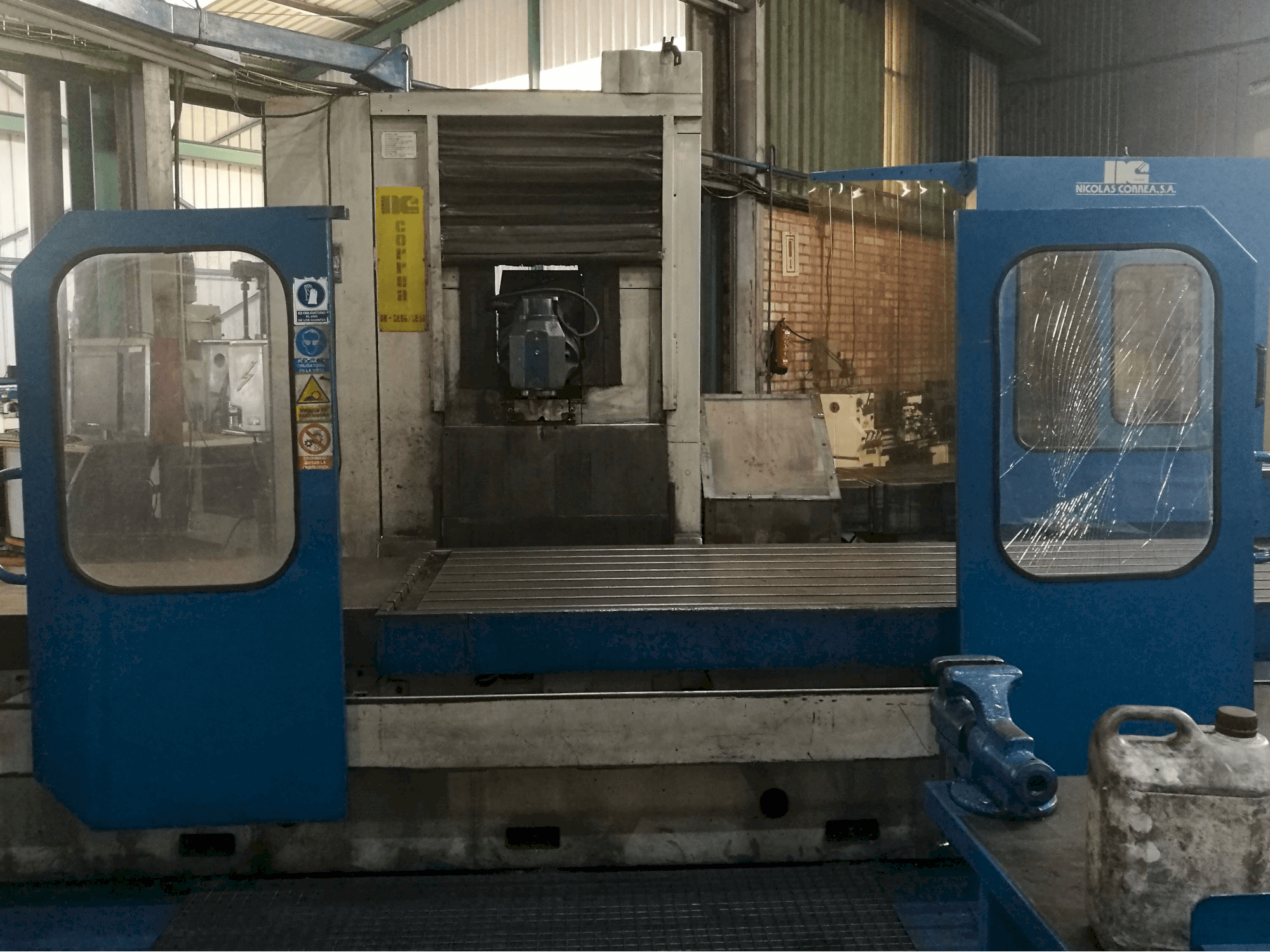 Vooraanzicht van Correa A25-25 machine