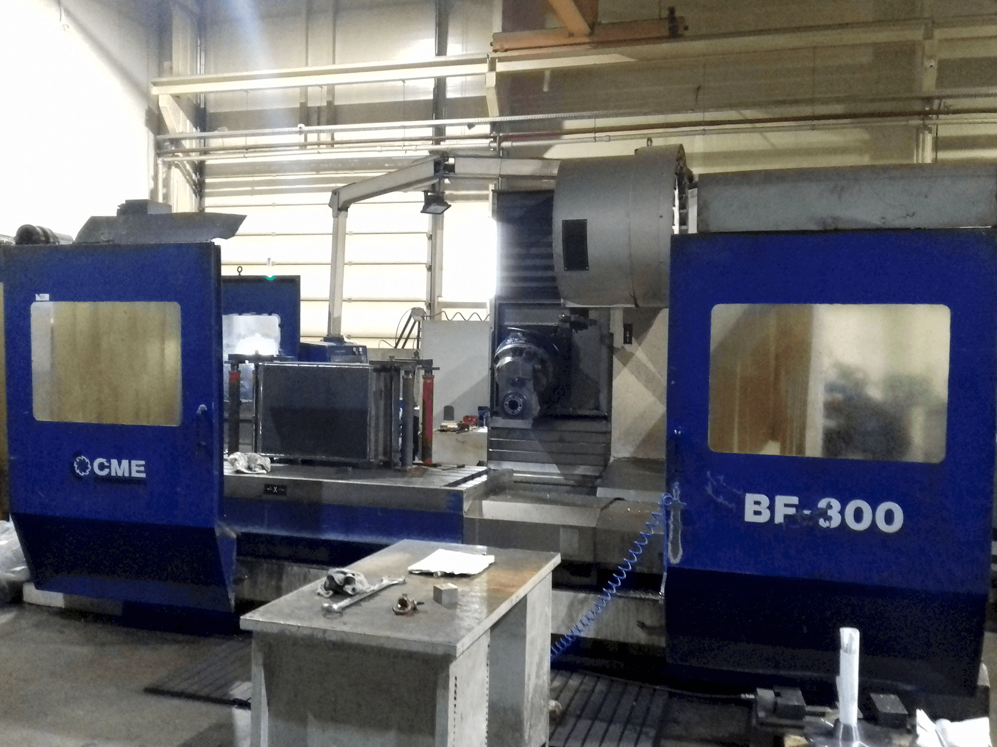 Vooraanzicht van CME BF-300 machine