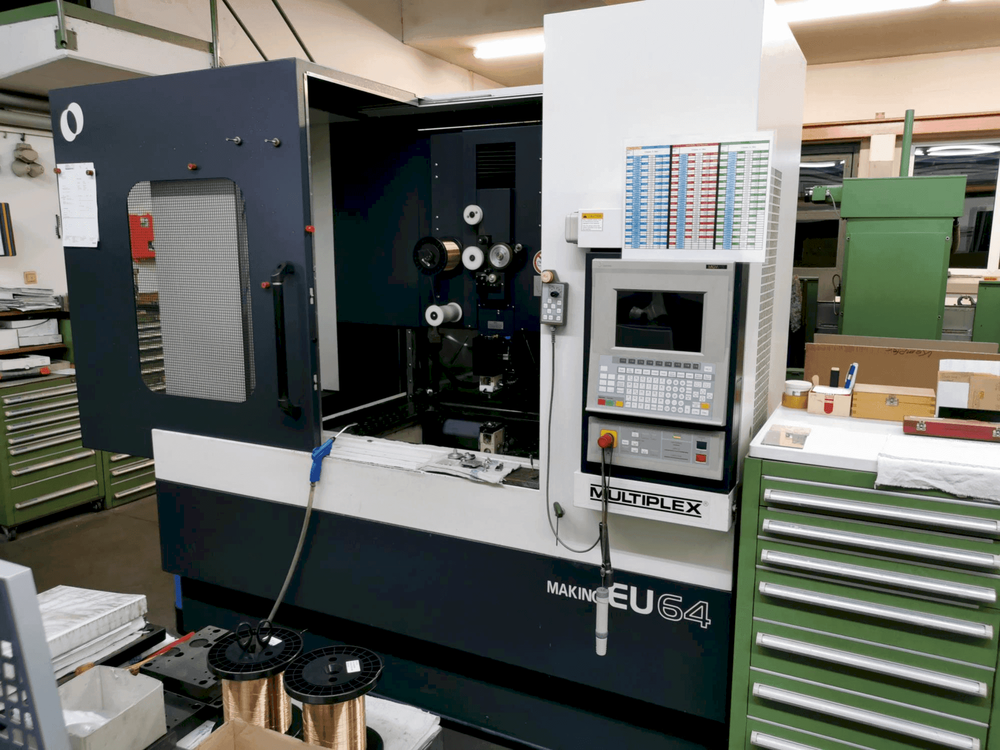 Vooraanzicht van Makino EU64 machine