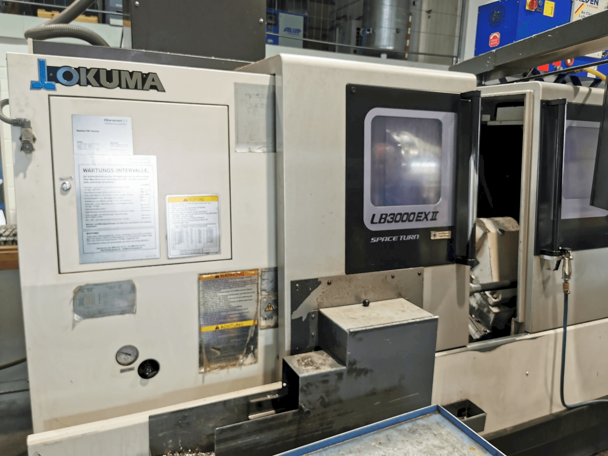 Vooraanzicht van Okuma LB3000ll EX MC 1000 machine