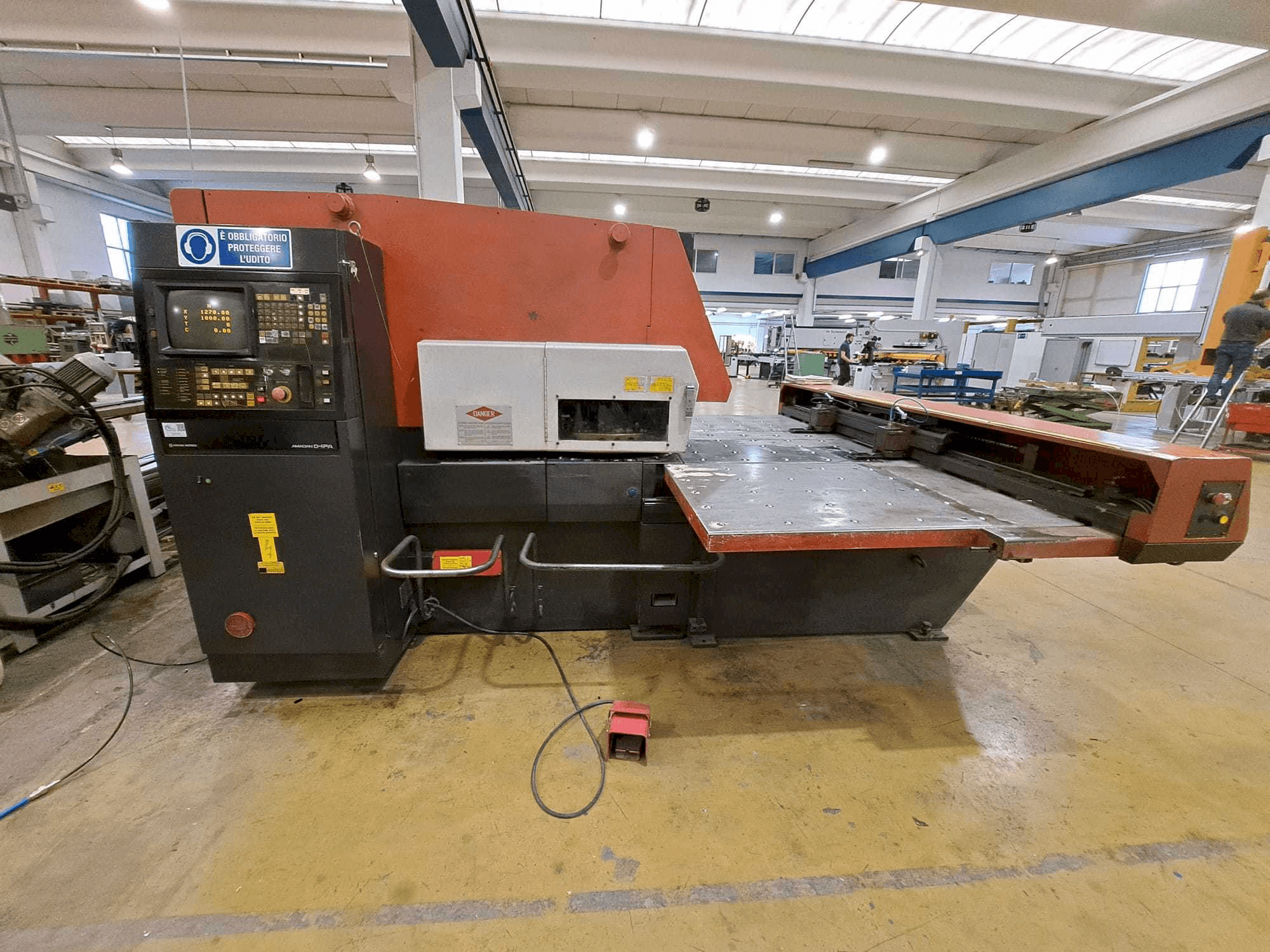 Vooraanzicht van AMADA ARIES 245 machine