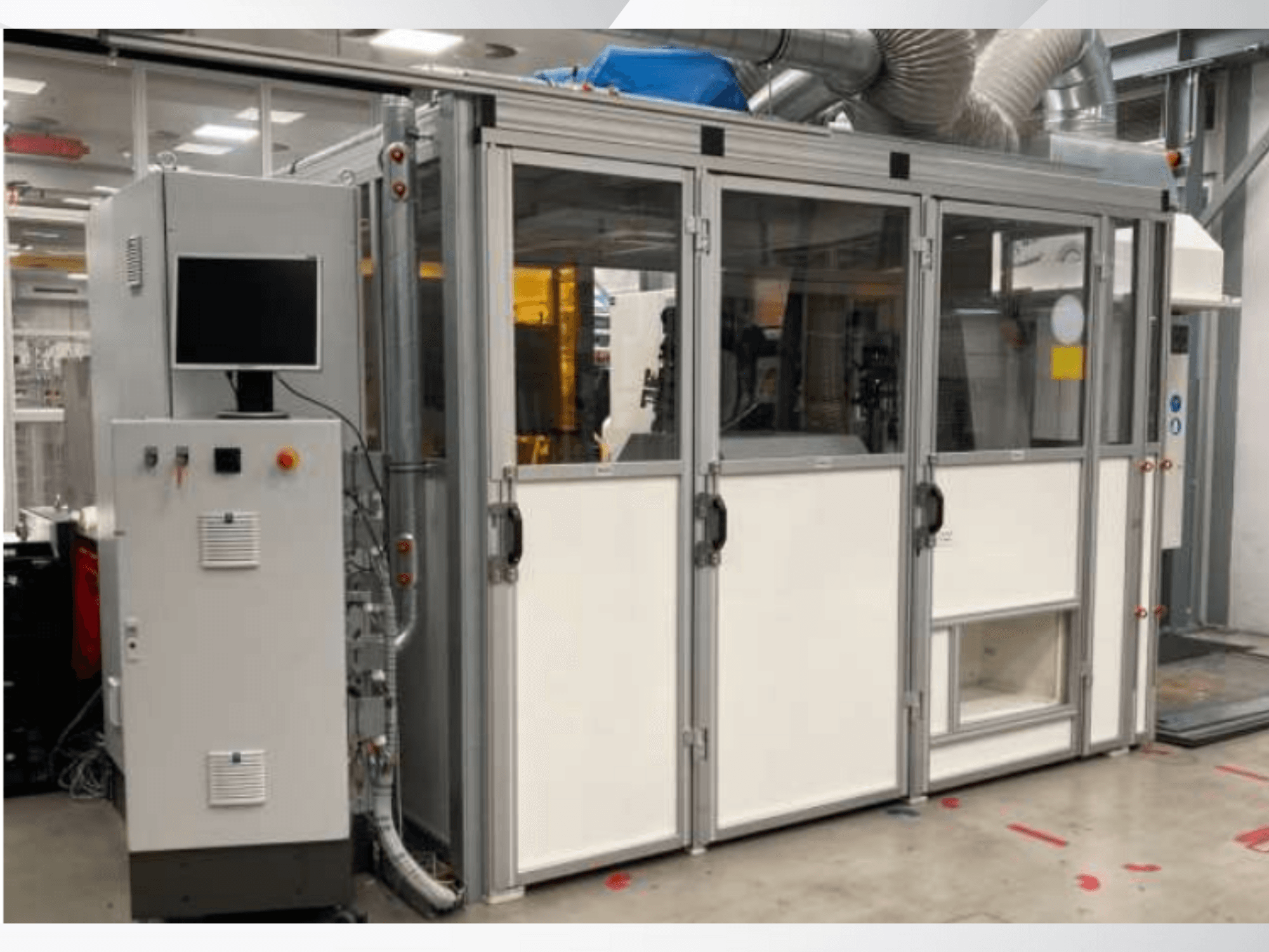 Industriële machine met bedieningspaneel, vooraanzicht; voorzien van glazen deuren, ventilatiekanalen en zichtbare bedrading.