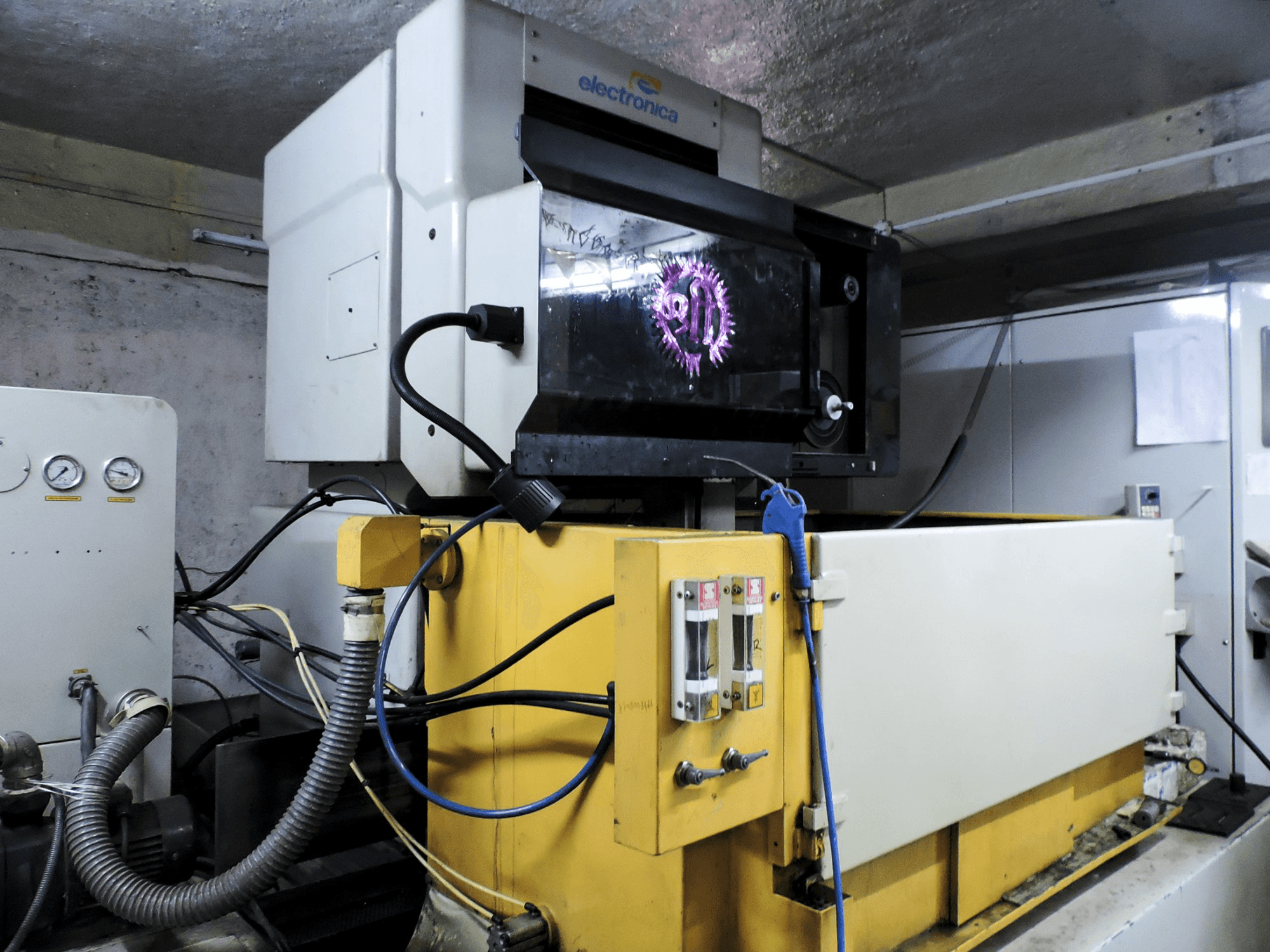 Links zicht van Electronica Ultracut S2 machine