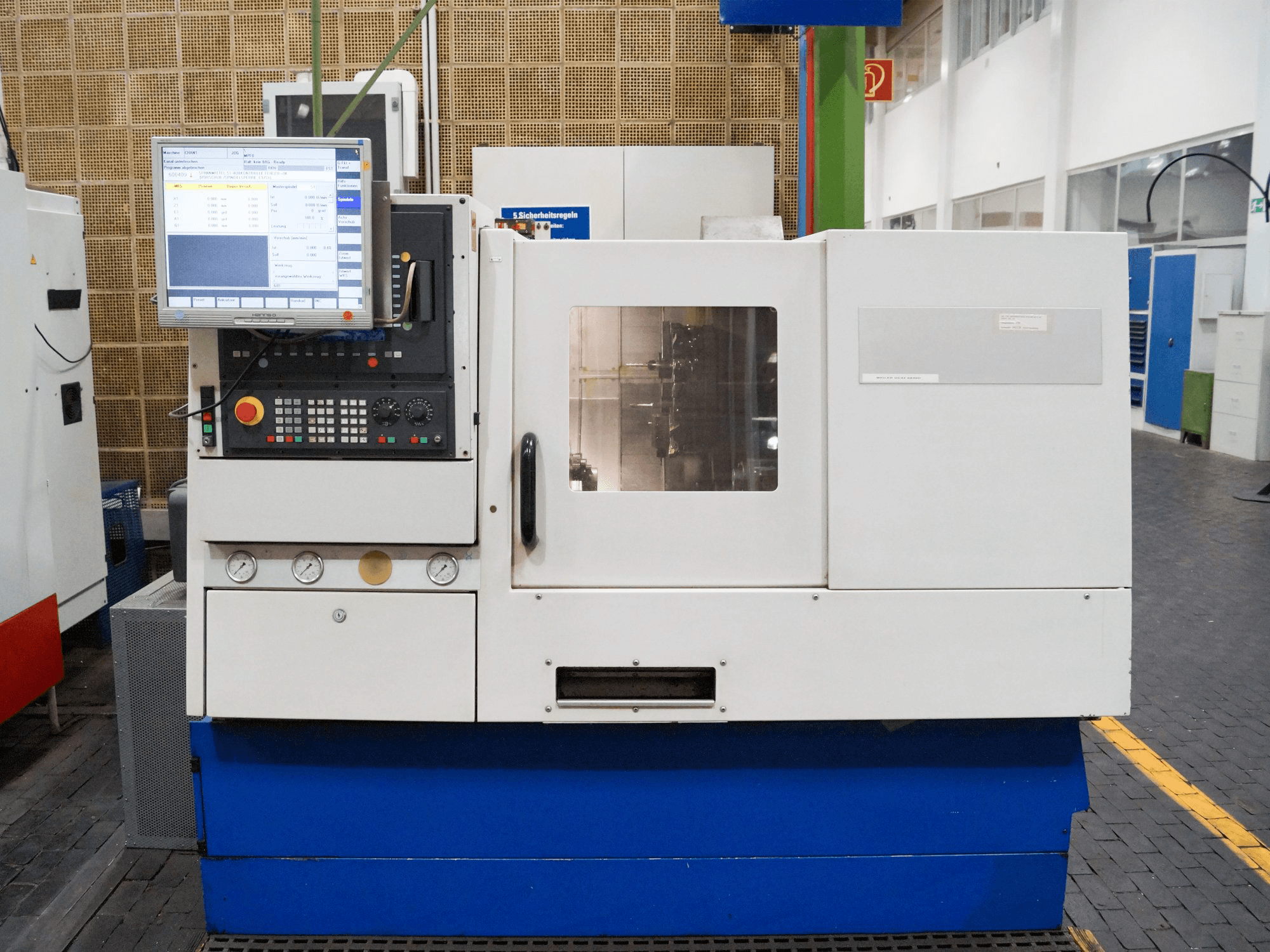 Vooraanzicht van Weiler DZ 42 CNC machine